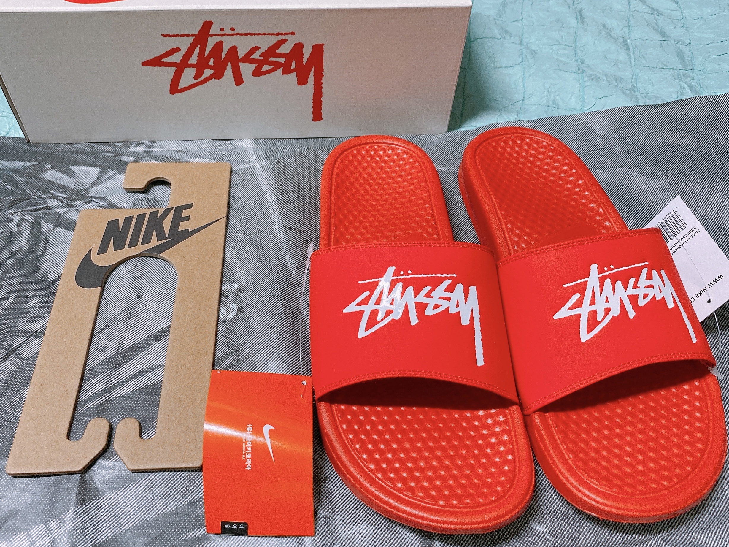 Nike x Stussy Benassi Slide Habanero Red 착용 스타일