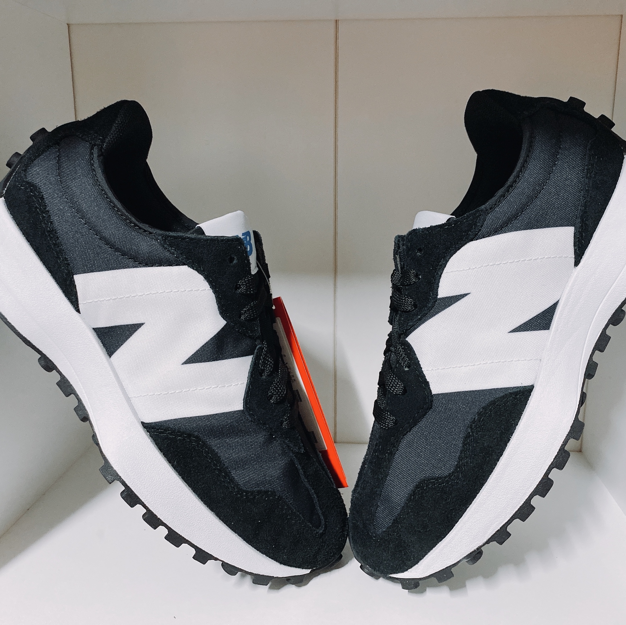 New Balance 327 Black 착용 스타일 - 4