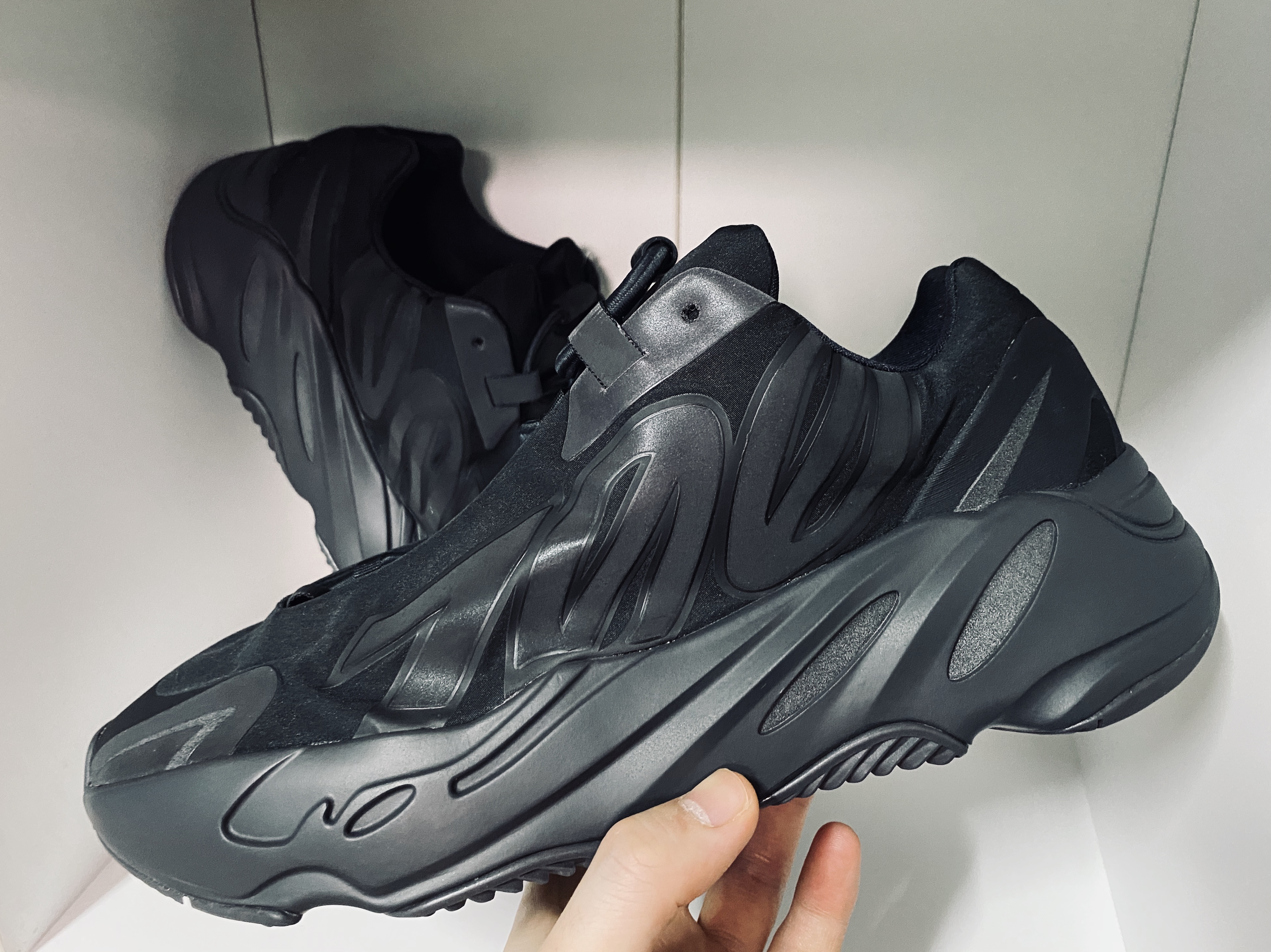 yeezy boost 700 triple black