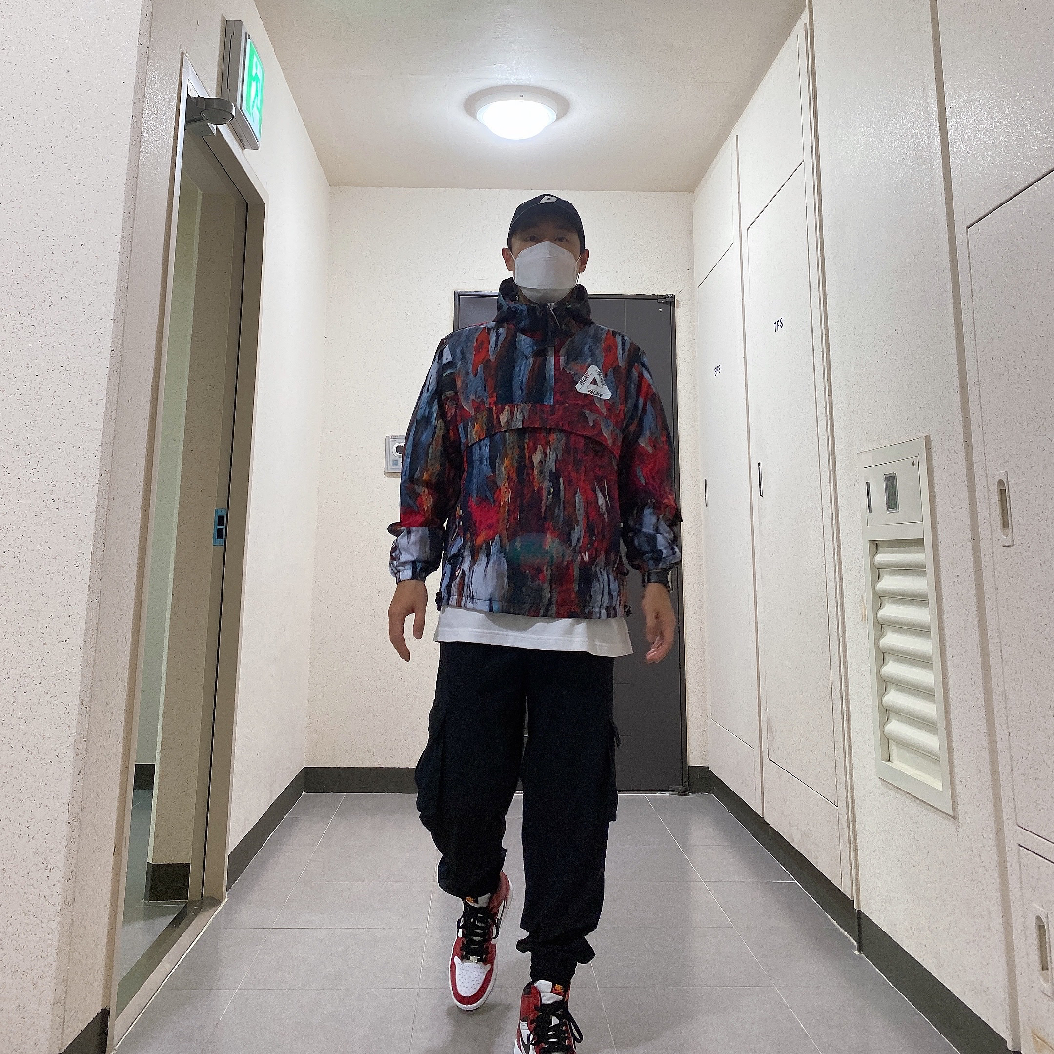 Palace Utility Jacket Tree Bark - 21FW, Jordan 1 Retro High OG Light Fusion Red 착용 스타일