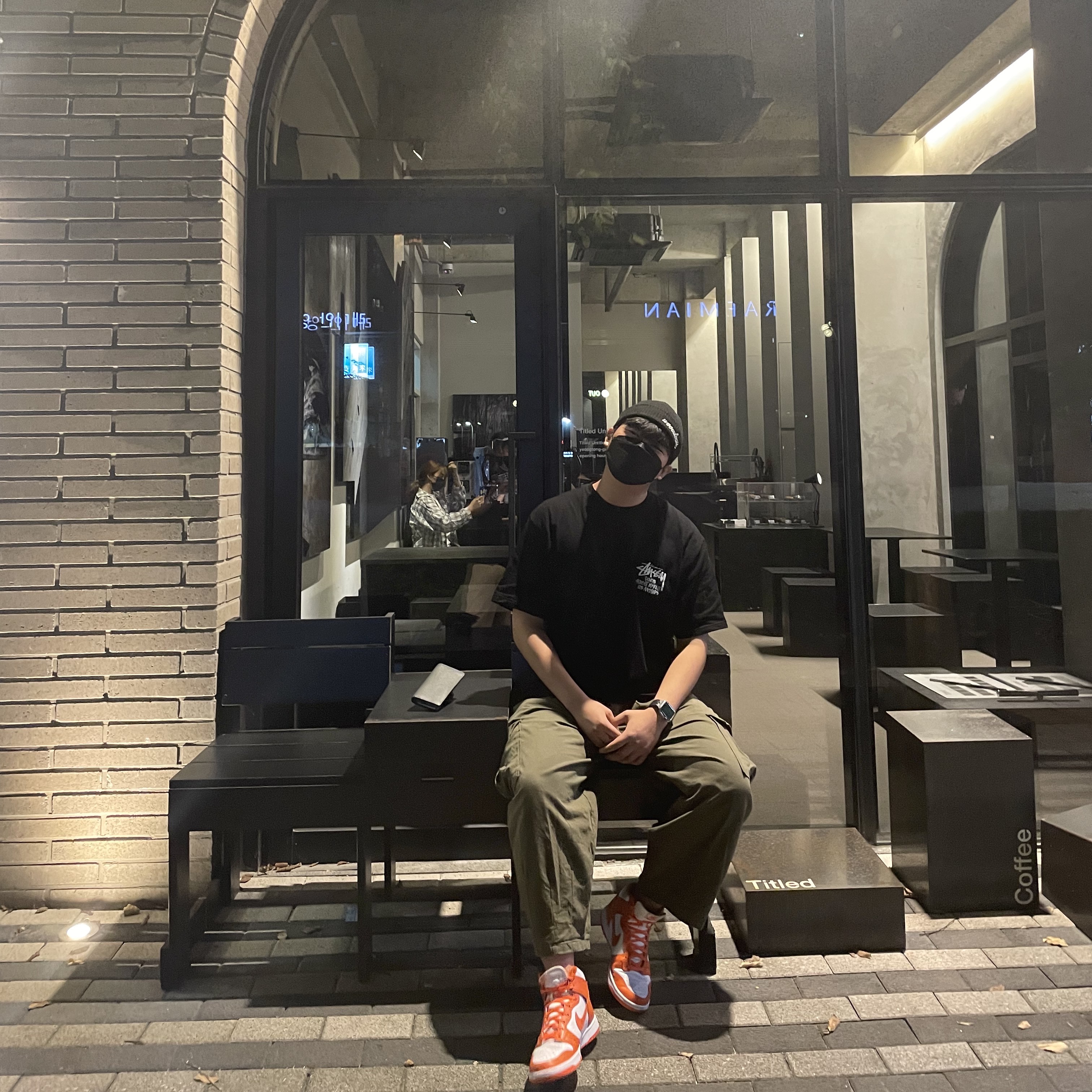 Stussy Stock DSM Los Angeles T-Shirt Black, Nike Dunk High Retro Orange Blaze 착용 스타일