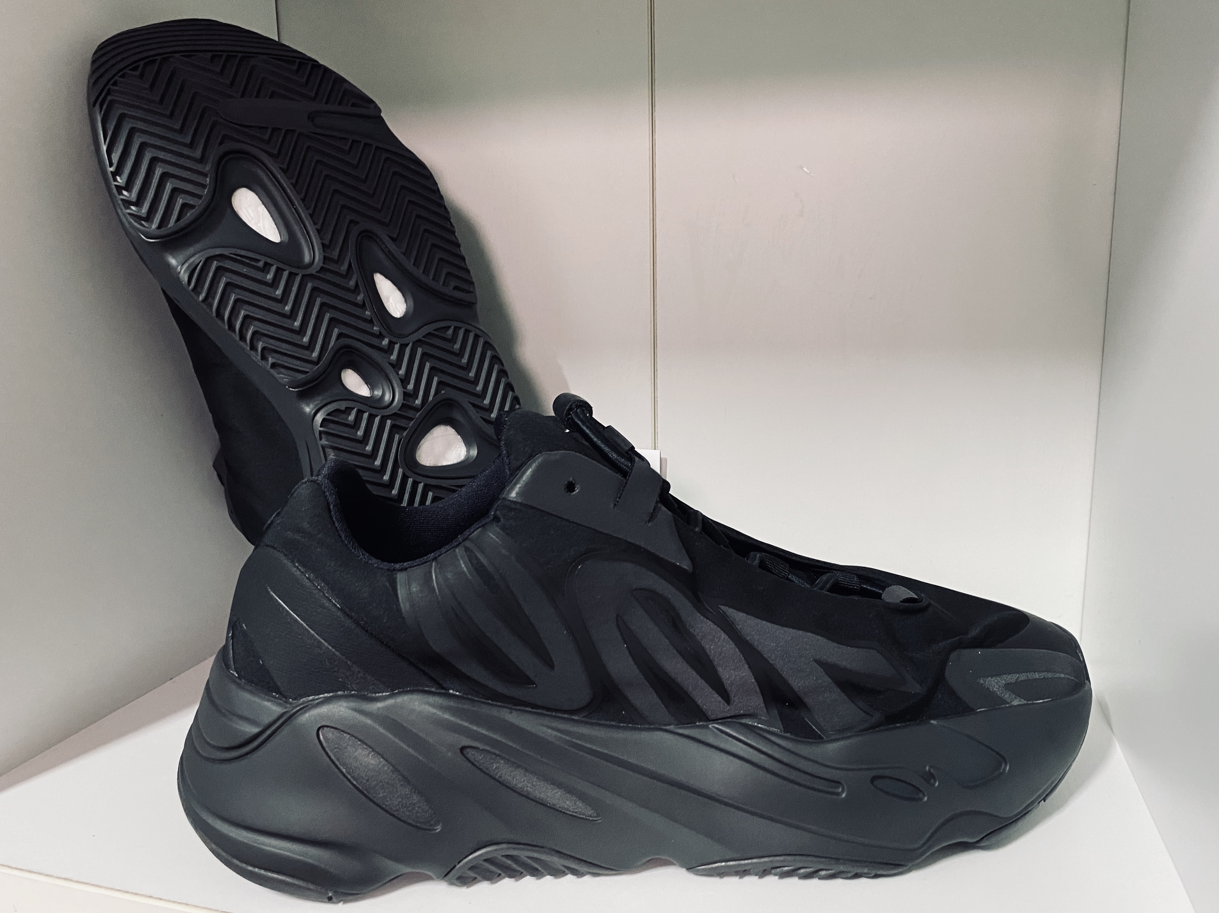 Adidas Yeezy Boost 700 MNVN Triple Black 착용 스타일 - 3
