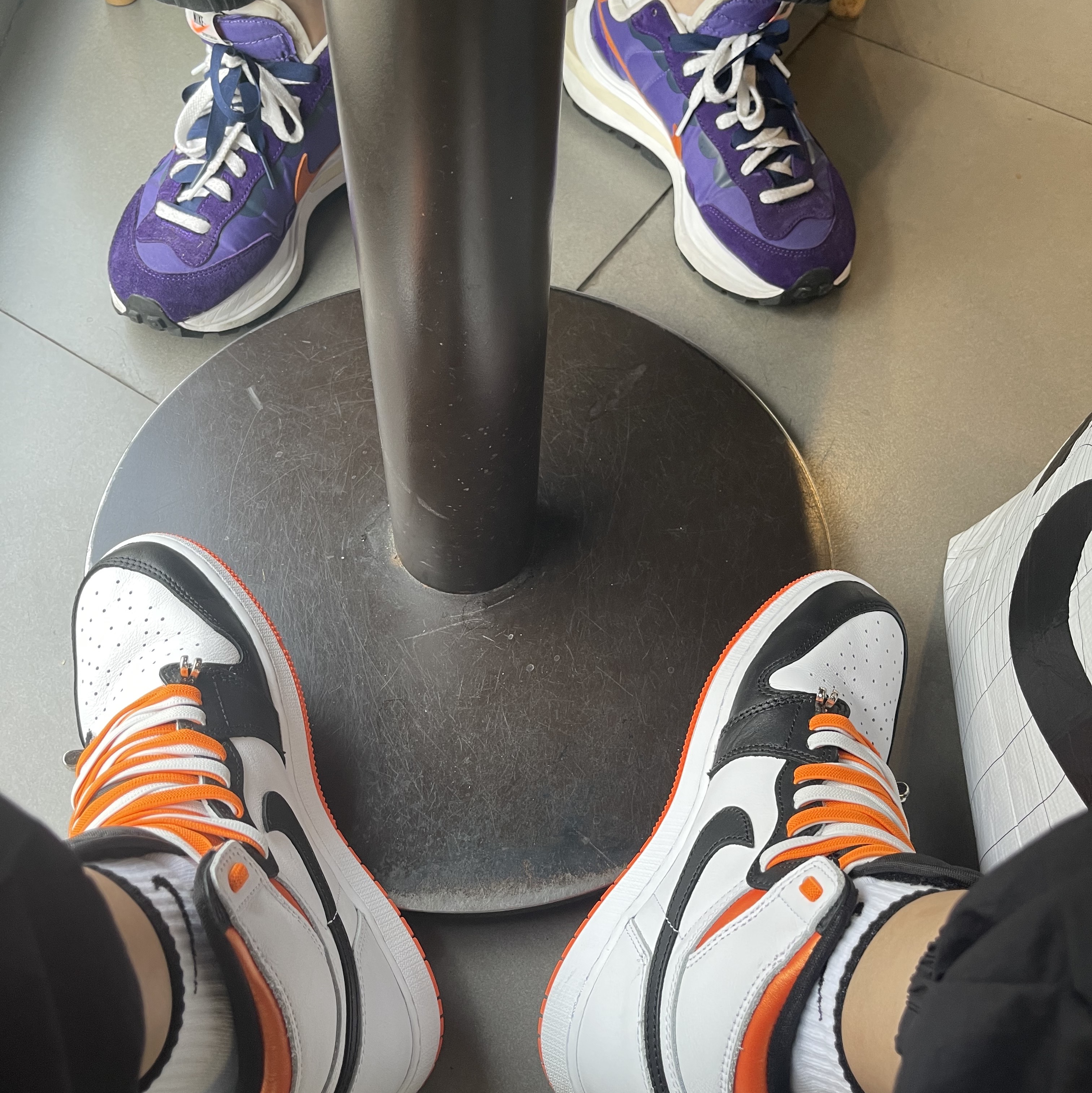 (GS) Jordan 1 Retro High OG Electro Orange, Nike x Sacai VaporWaffle Dark Iris 착용 스타일 - 2