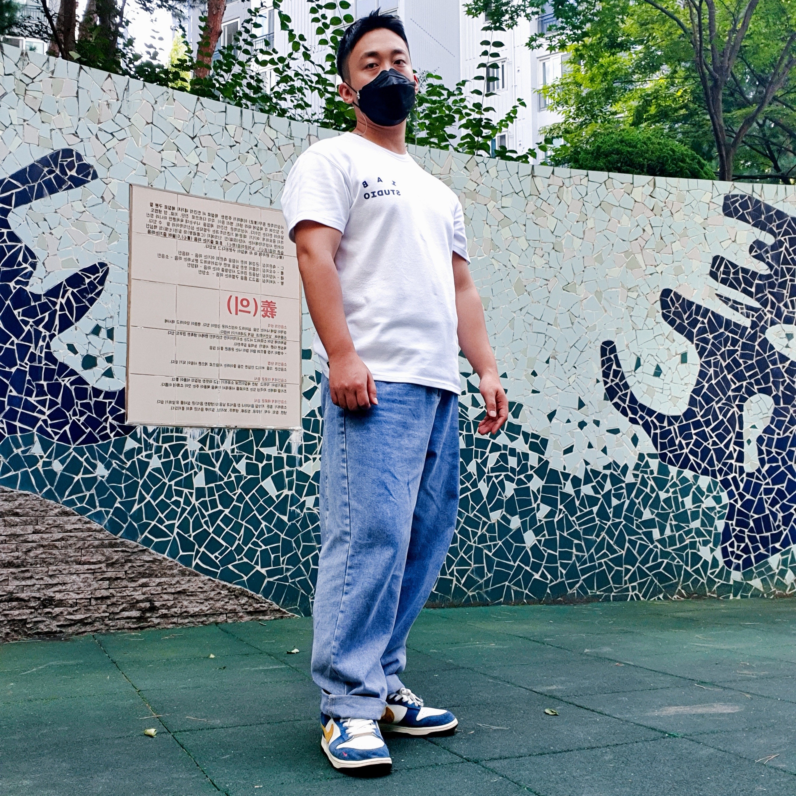 IAB Studio T-Shirt White, Nike x Kasina Dunk Low 80's Bus 착용 스타일 - 4