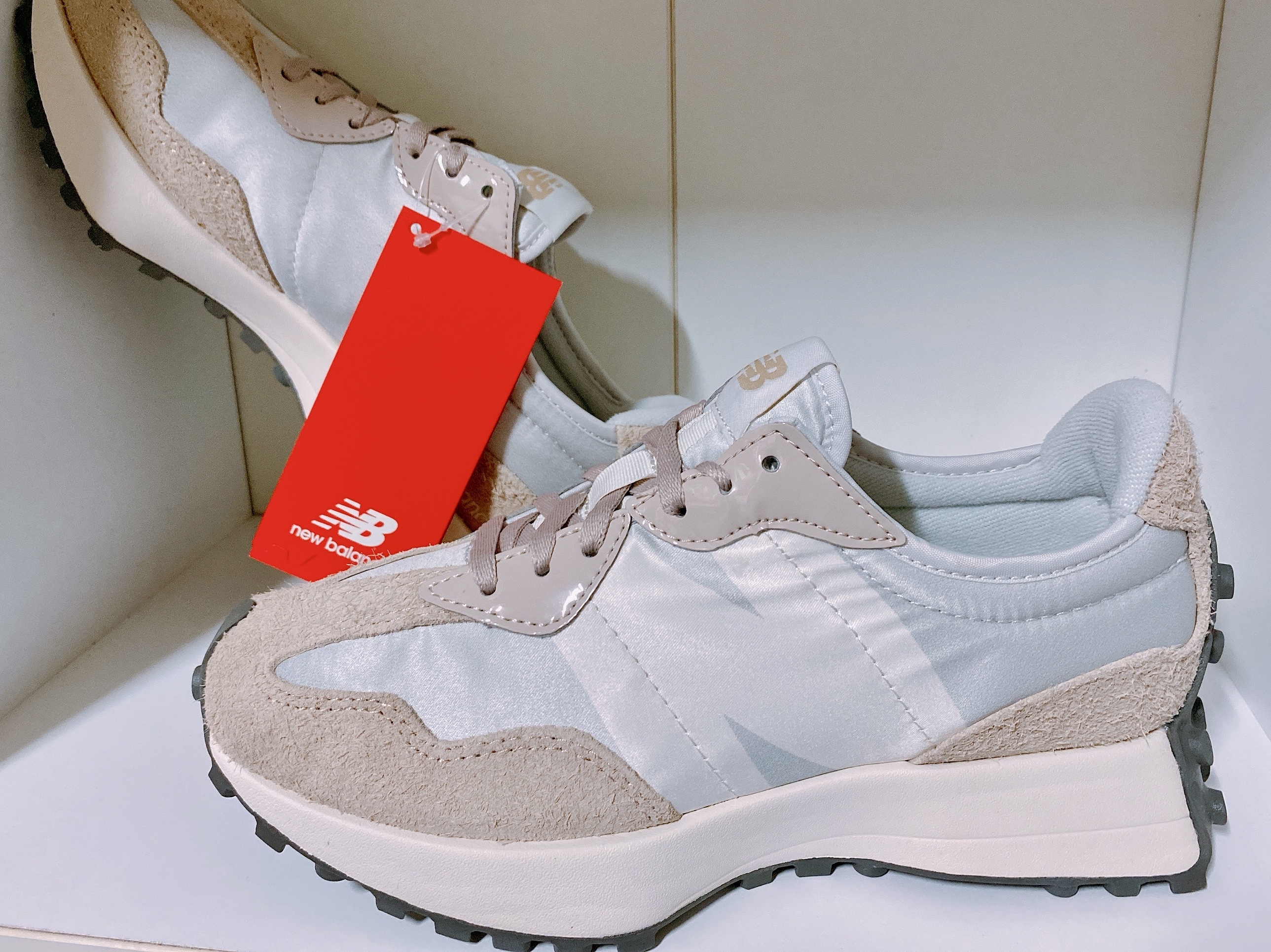 (W) New Balance 327 White Moonbeam 착용 스타일 - 2