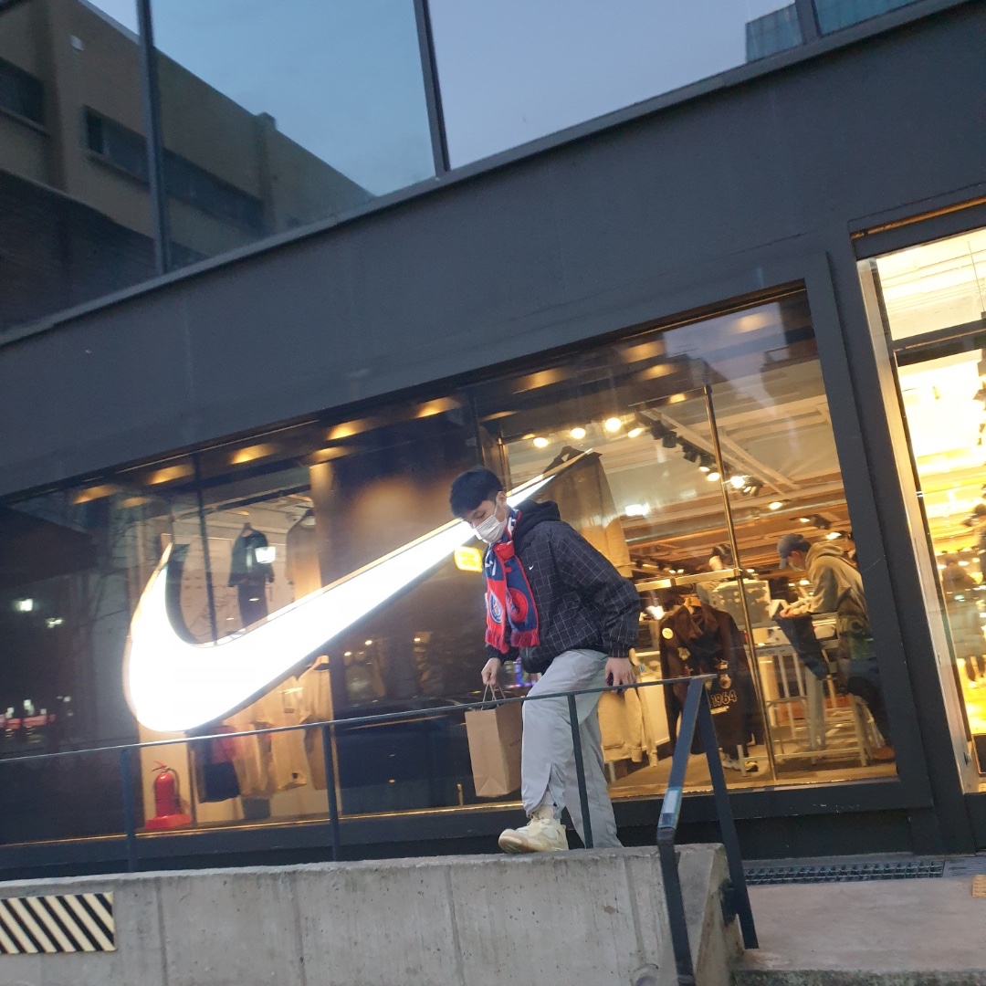 (W) Jordan 4 x Off-White Retro SP Sail, Nike M NRG Track Pants Light Smoke Grey 착용 스타일 - 1