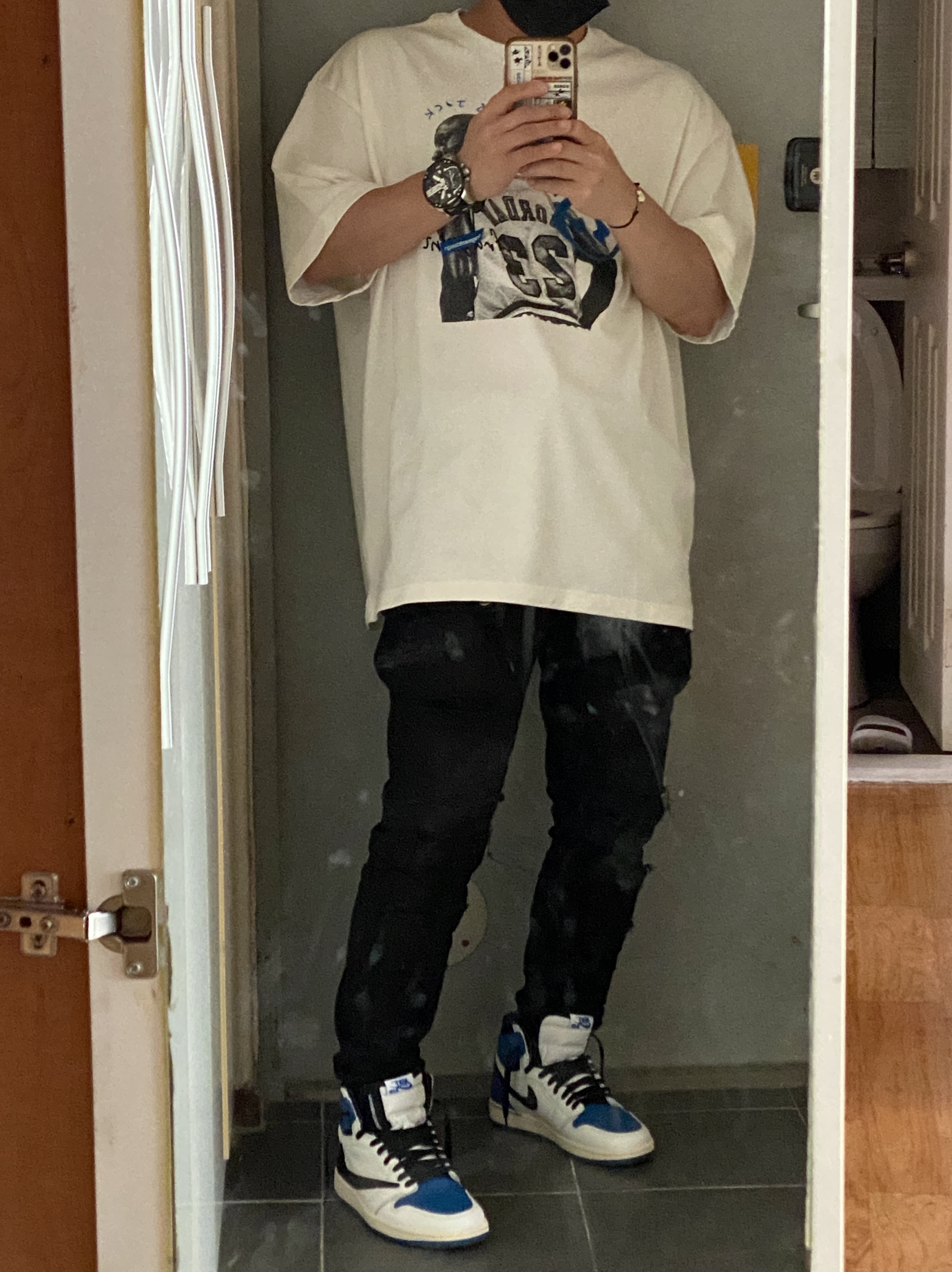 Jordan x Travis Scott x Fragment T-Shirt Sail (DJ0619-133), Jordan 1 x Travis Scott x Fragment Retro High OG SP Military Blue 착용 스타일