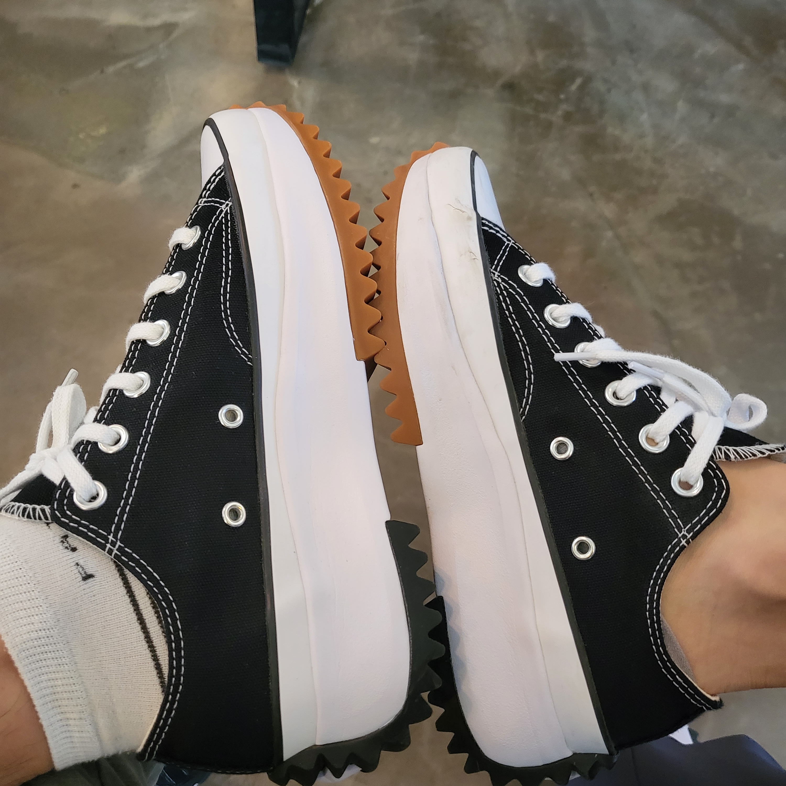 Converse Run Star Hike Low Black 착용 스타일 - 4