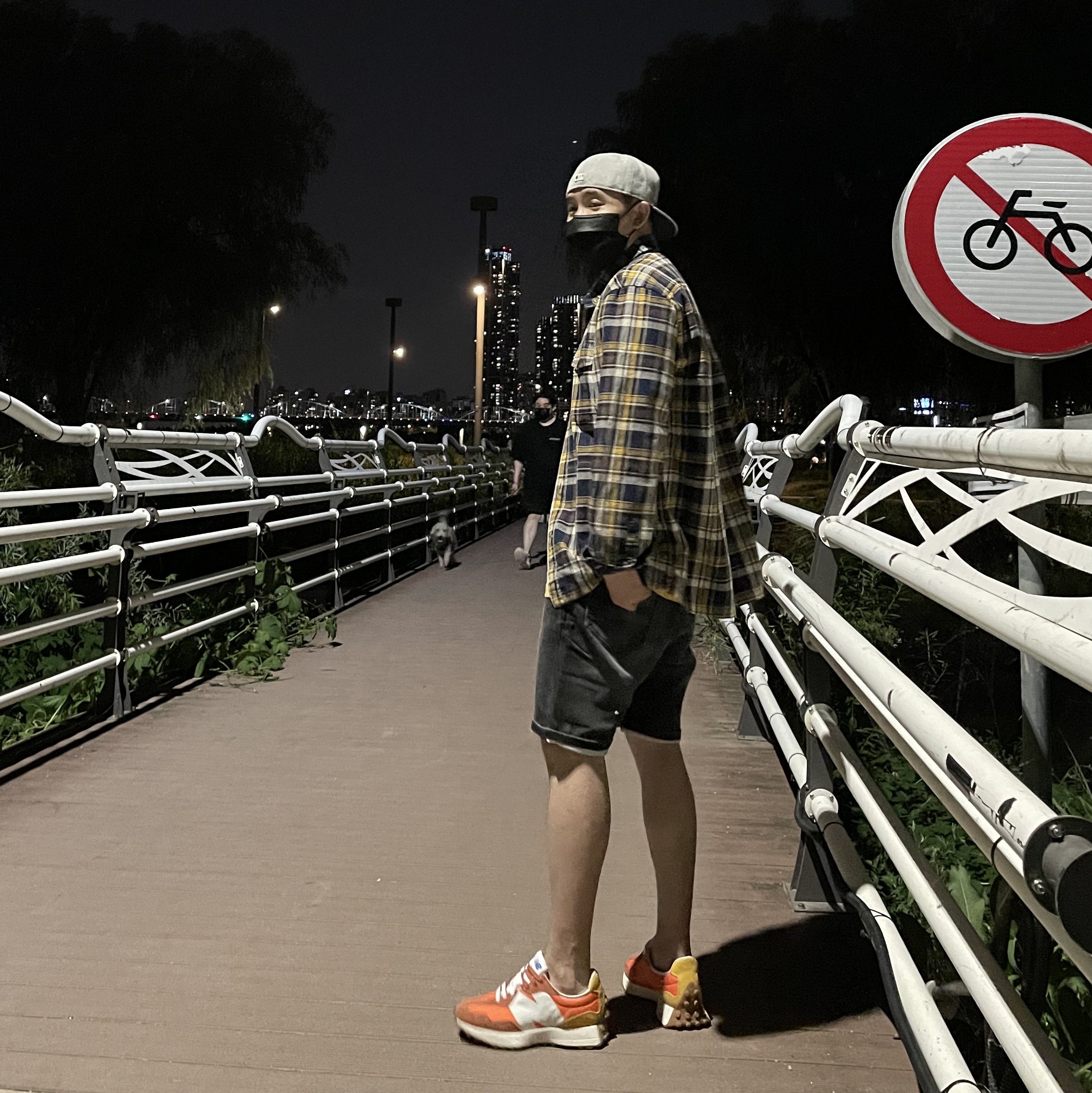 New Balance 327 Orange 착용 스타일 - 1
