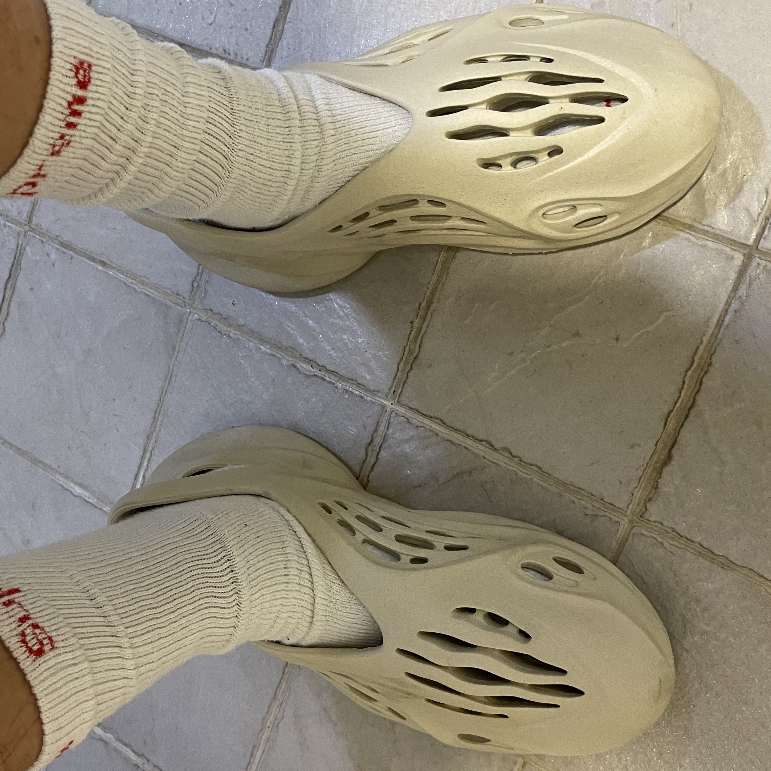 Adidas Yeezy Foam RNNR Sand 착용 스타일