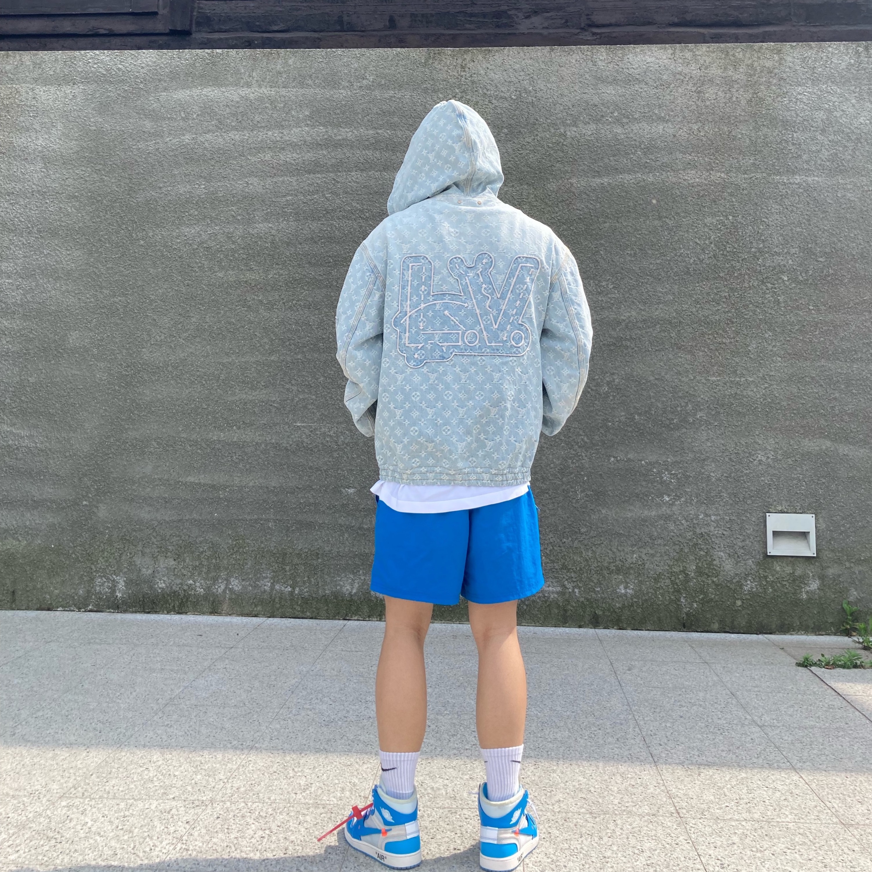 Jordan 1 x Off-White Retro High University Blue 착용 스타일 - 2