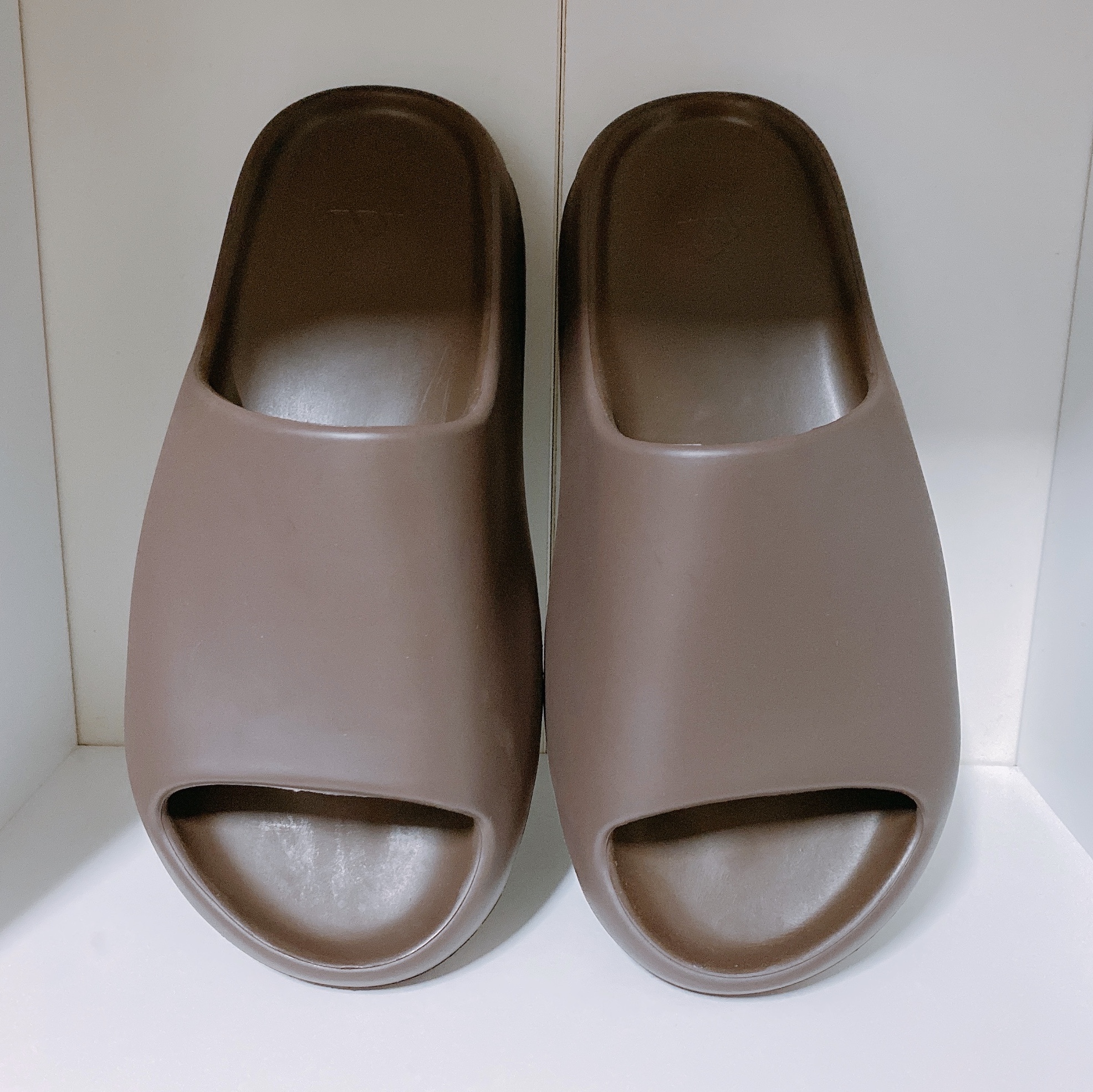 Adidas Yeezy Slide Soot 착용 스타일 - 1