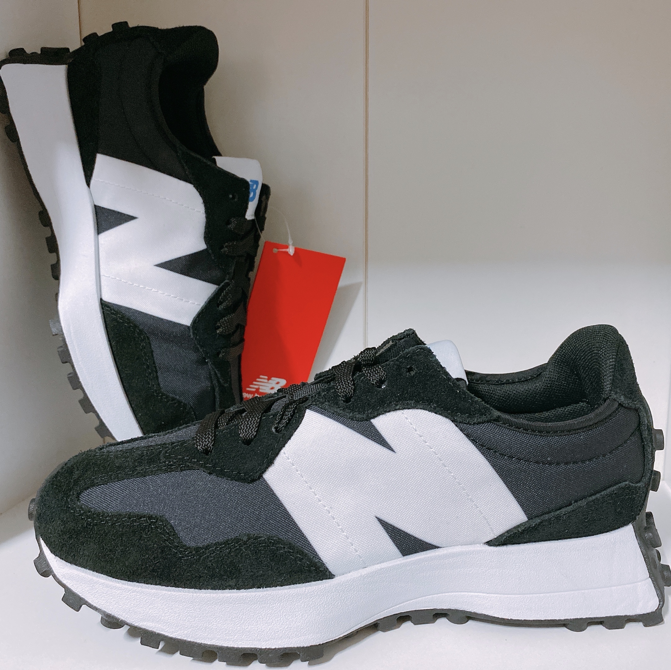 New Balance 327 Black 착용 스타일 - 1