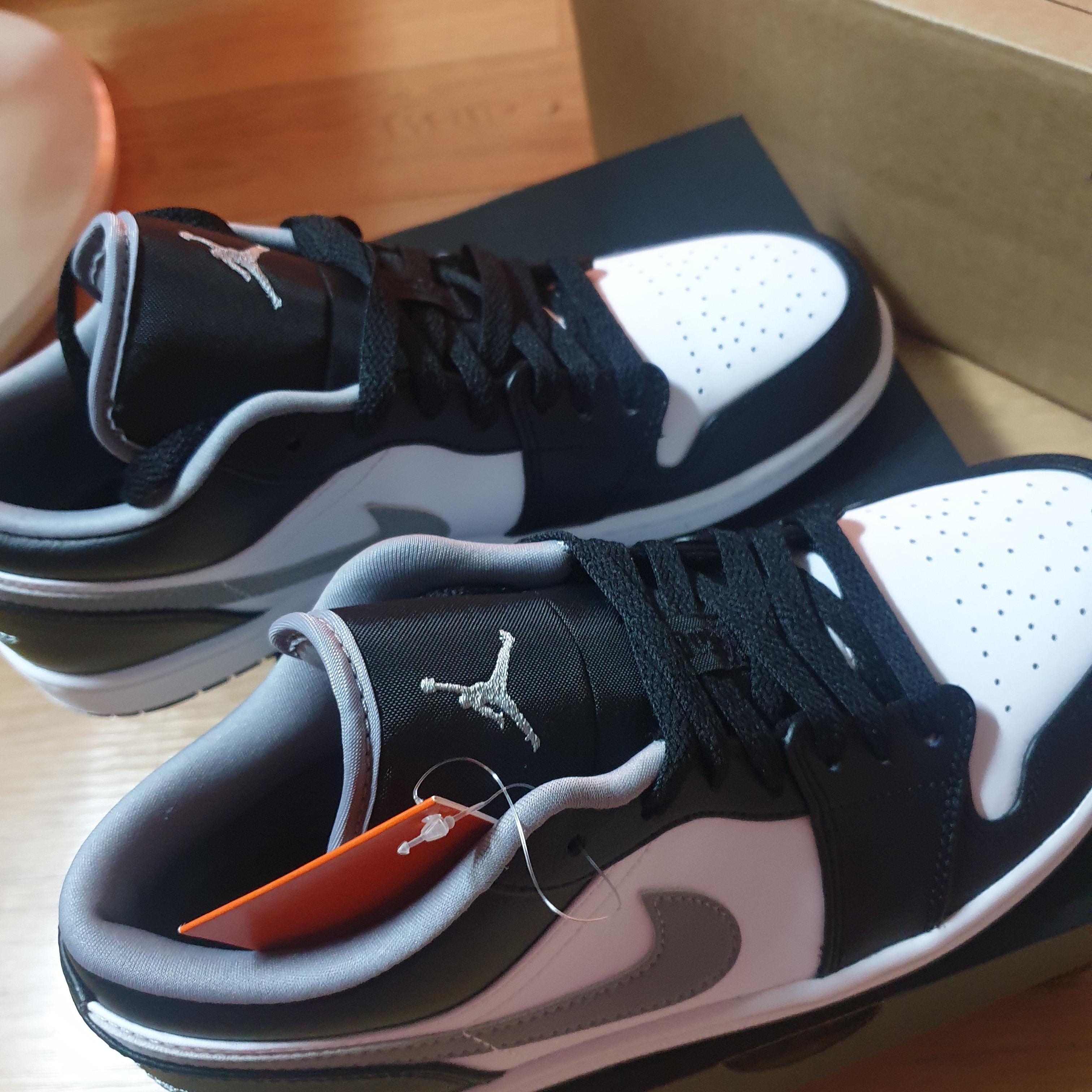 Jordan 1 Low Black Particle Grey 착용 스타일 - 2