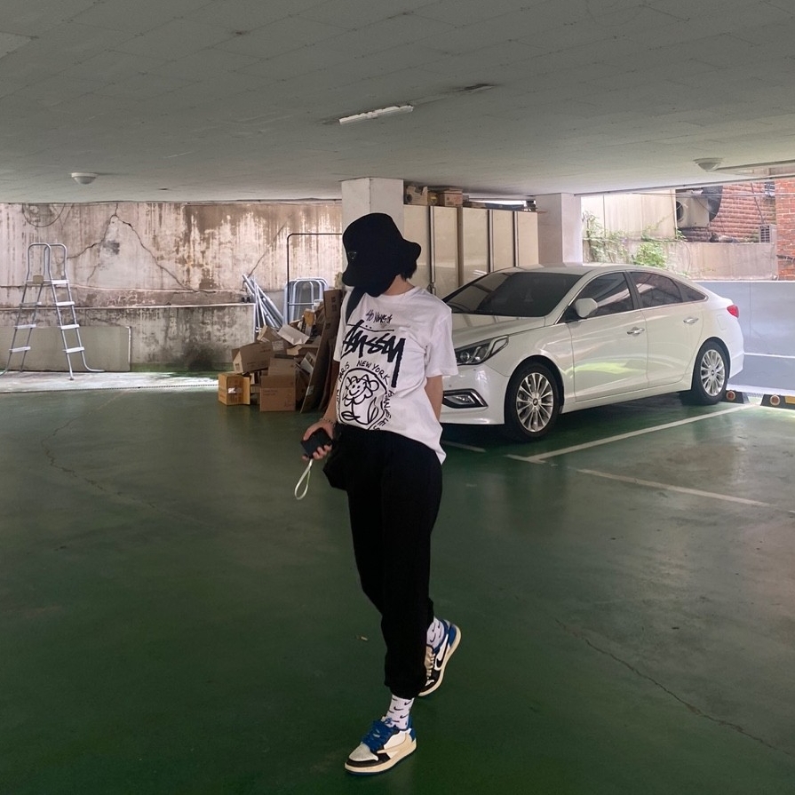 Jordan 1 x Travis Scott x Fragment Retro Low OG SP Military Blue, Stussy x Marc Jacobs 40 WT T-Shirt 착용 스타일