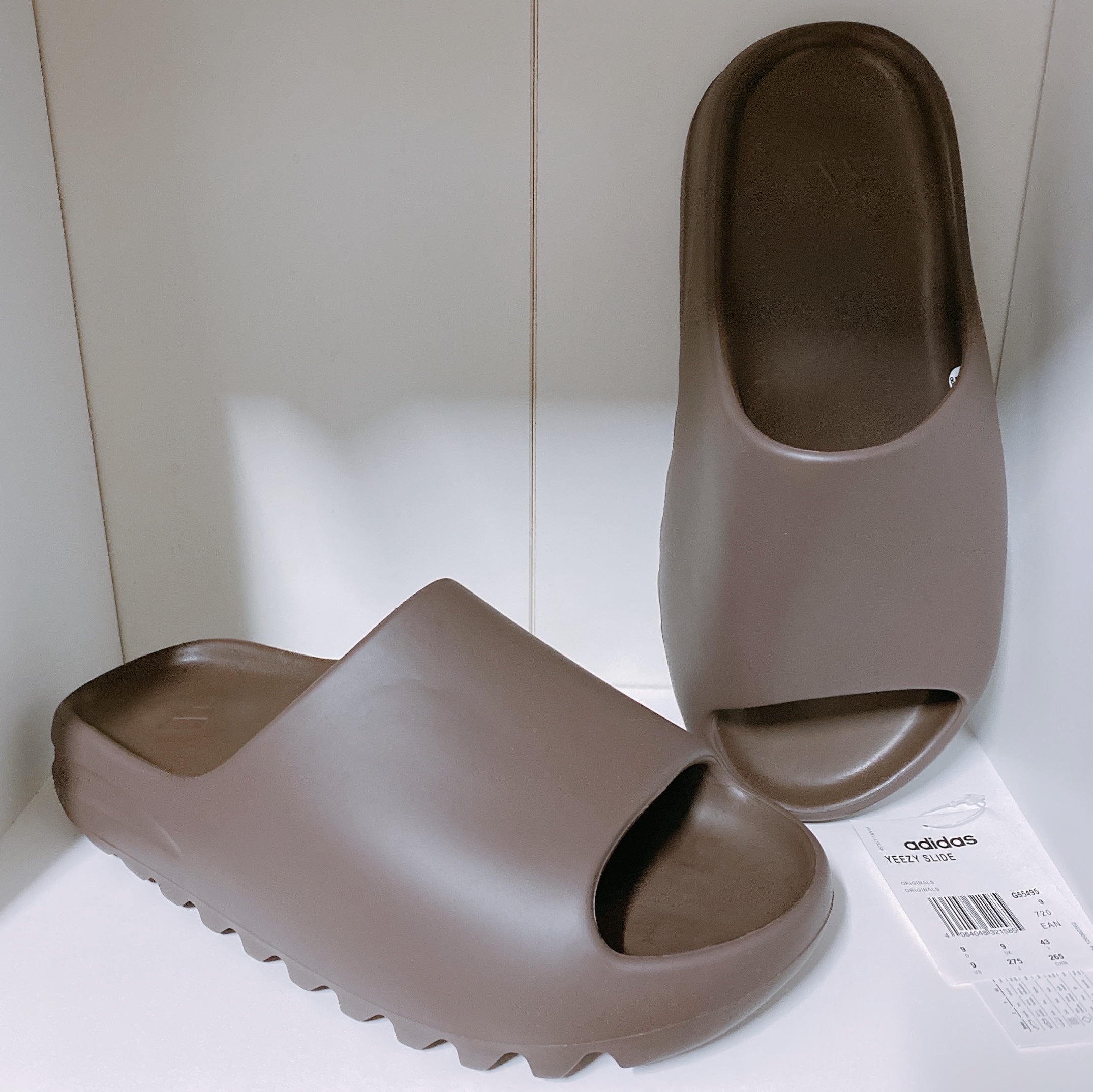 Adidas Yeezy Slide Soot 착용 스타일 - 4