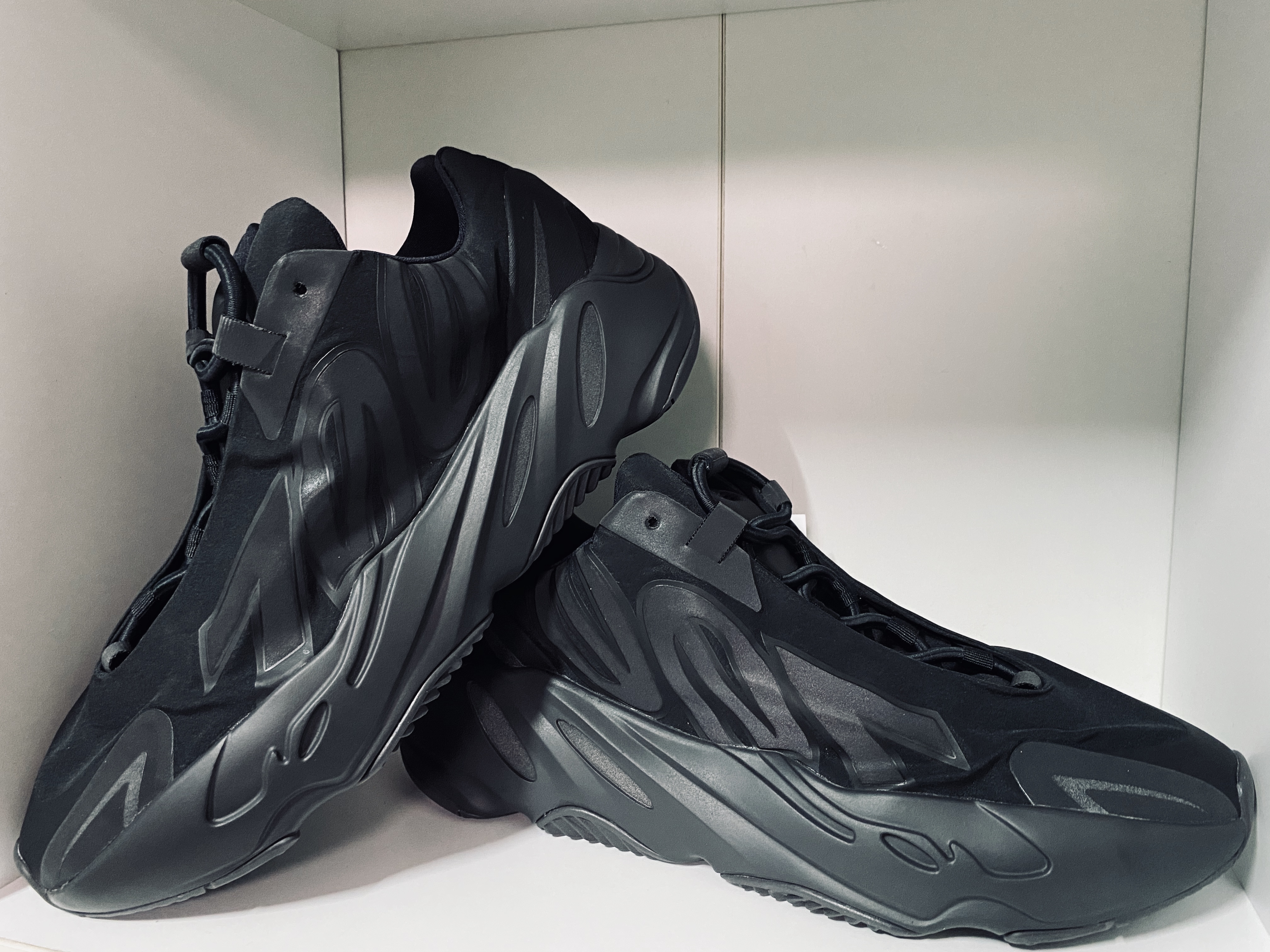 Adidas Yeezy Boost 700 MNVN Triple Black 착용 스타일 - 2