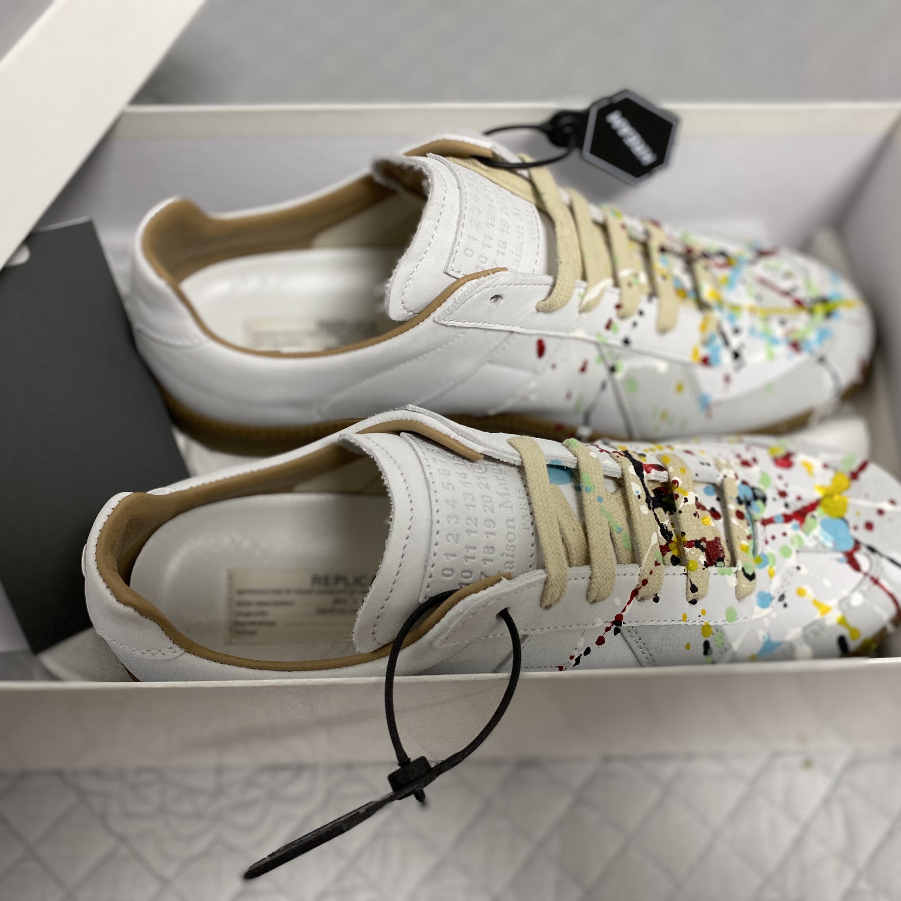 Maison Margiela Replica Paint Drop Sneakers 착용 스타일