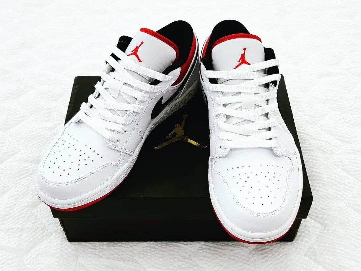 Jordan 1 Low White Red Black 착용 스타일 - 3