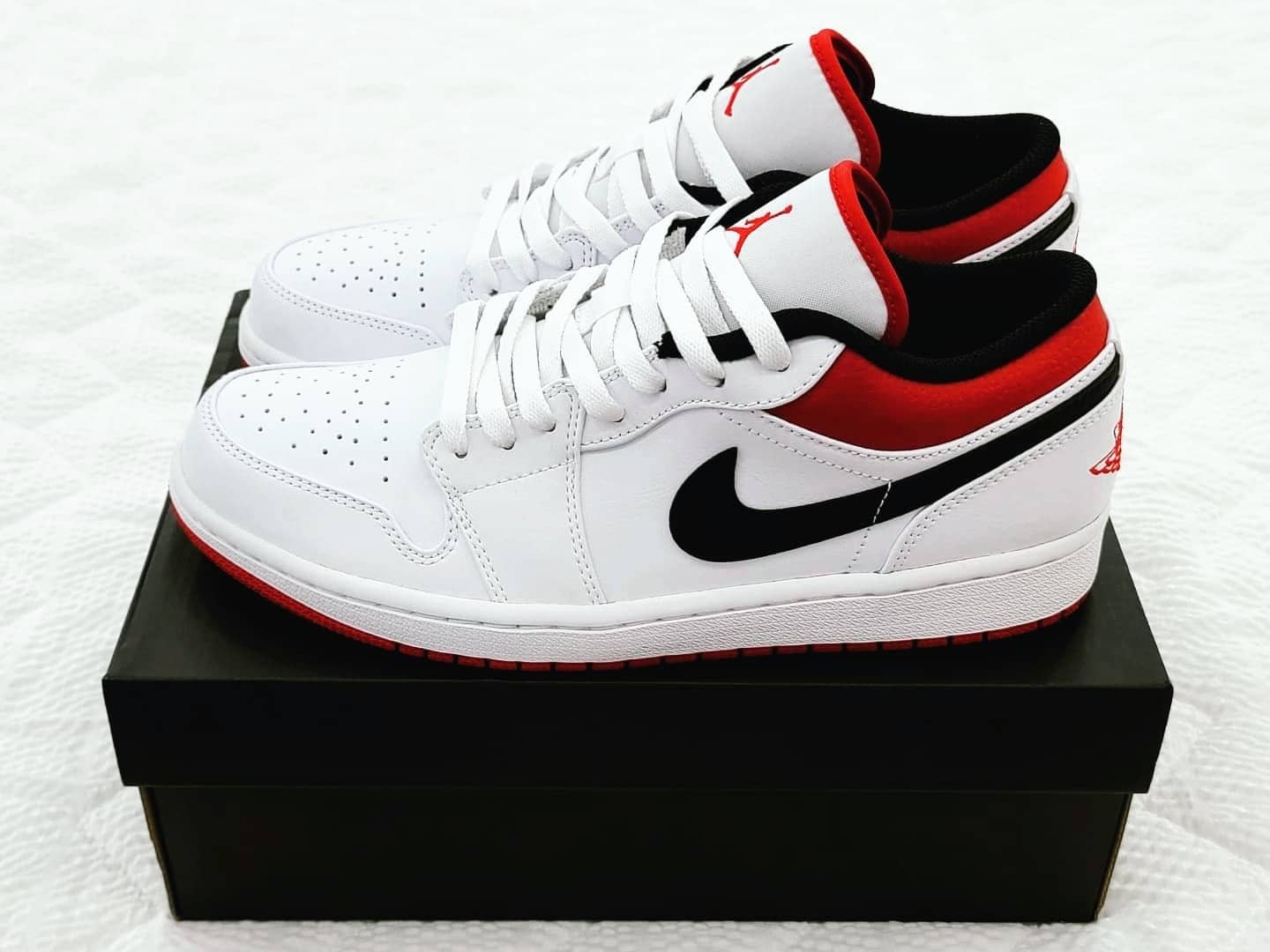Jordan 1 Low White Red Black 착용 스타일 - 2