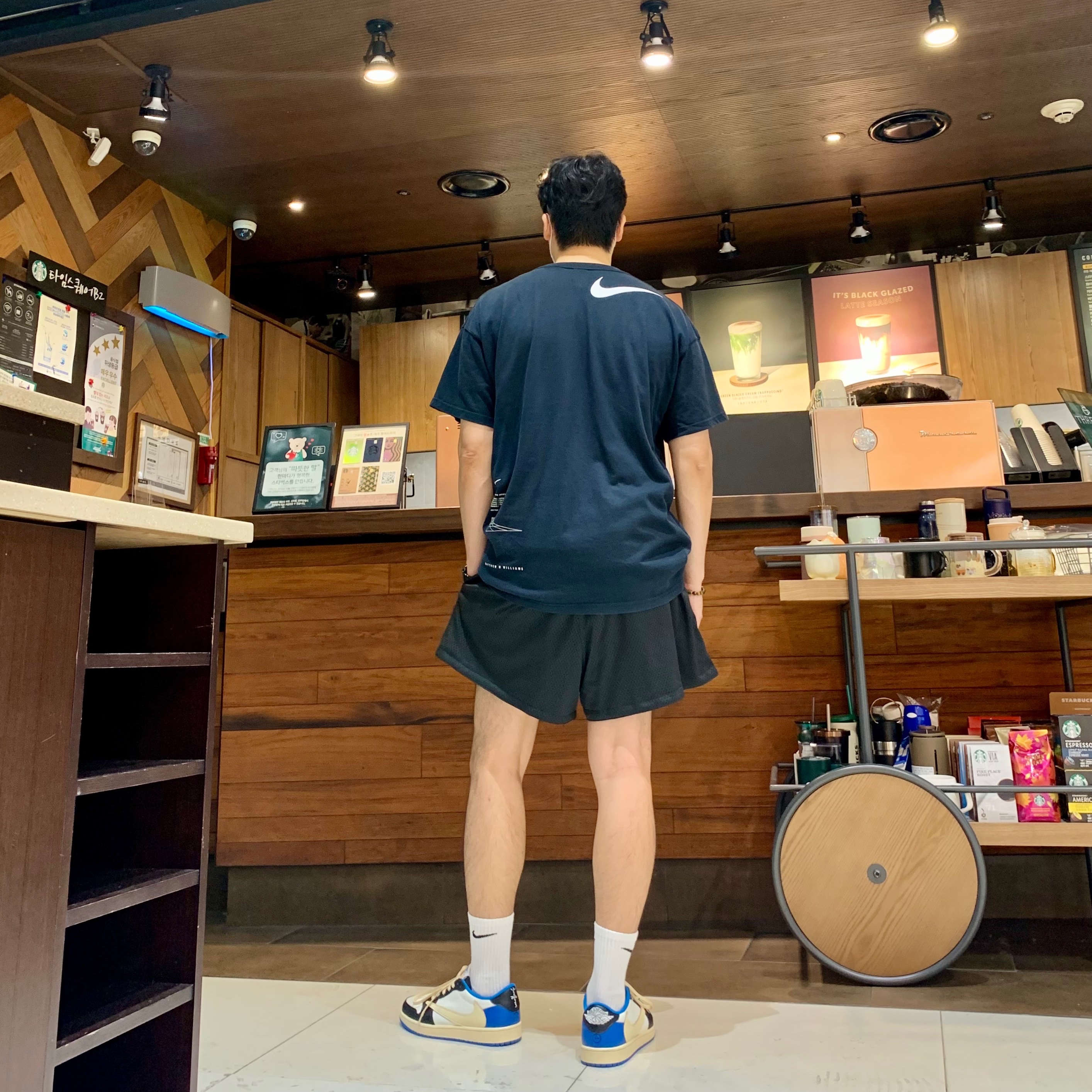 Jordan 1 x Travis Scott x Fragment Retro Low OG SP Military Blue, Nike x Matthew M Williams NRG SE S/S T-Shirt Black 착용 스타일 - 1