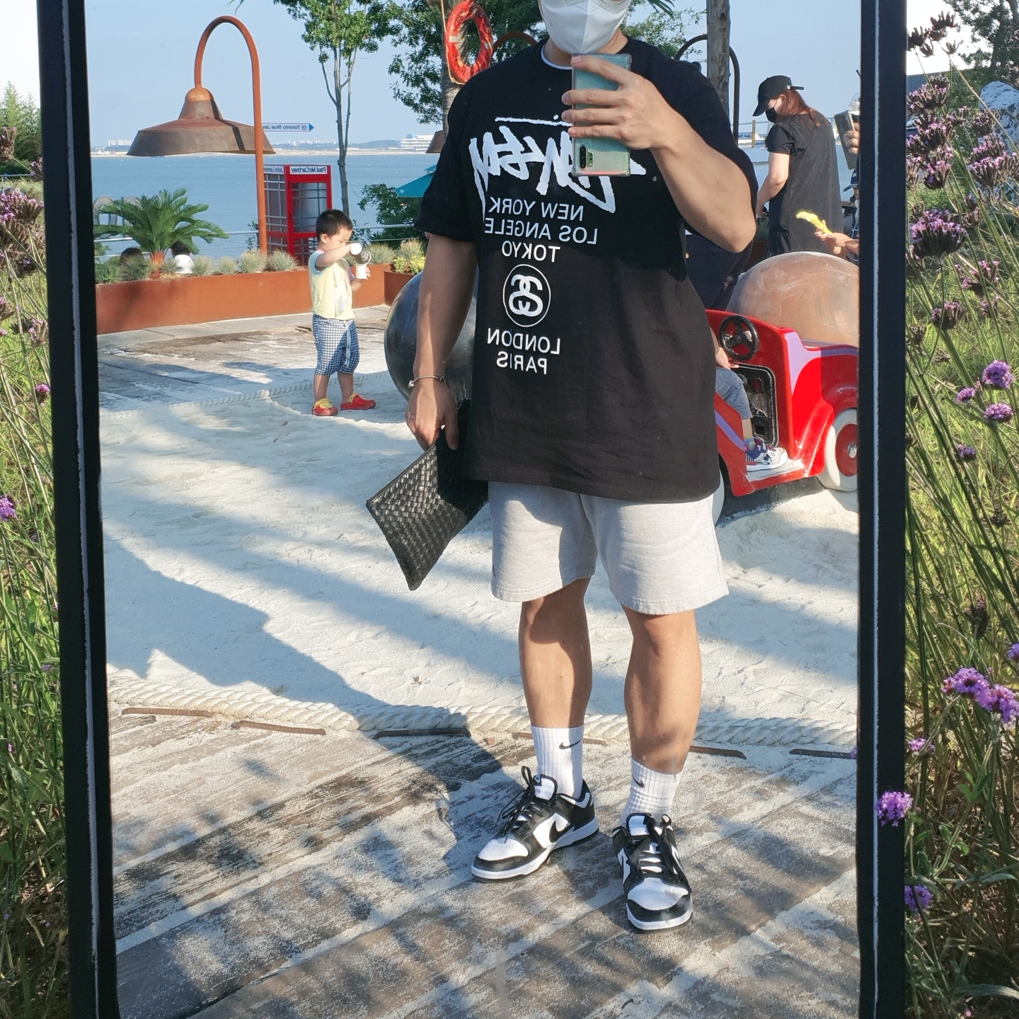 Nike Dunk Low Retro Black, Stussy World Tour T-Shirt Black 착용 스타일