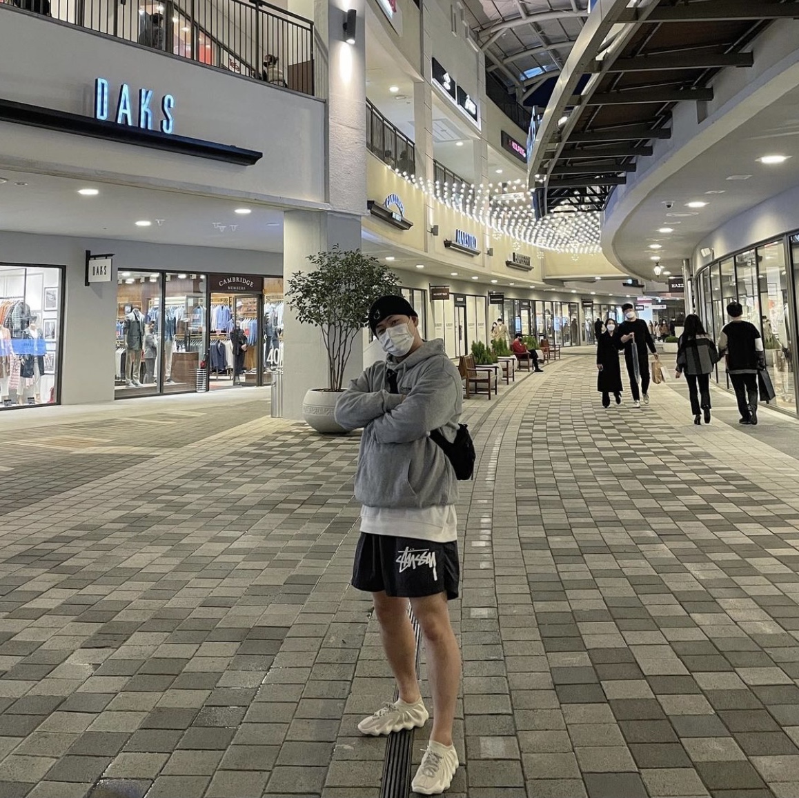 Adidas Yeezy 450 Cloud White, Nike x Stussy Water Shorts Off Noir 착용 스타일