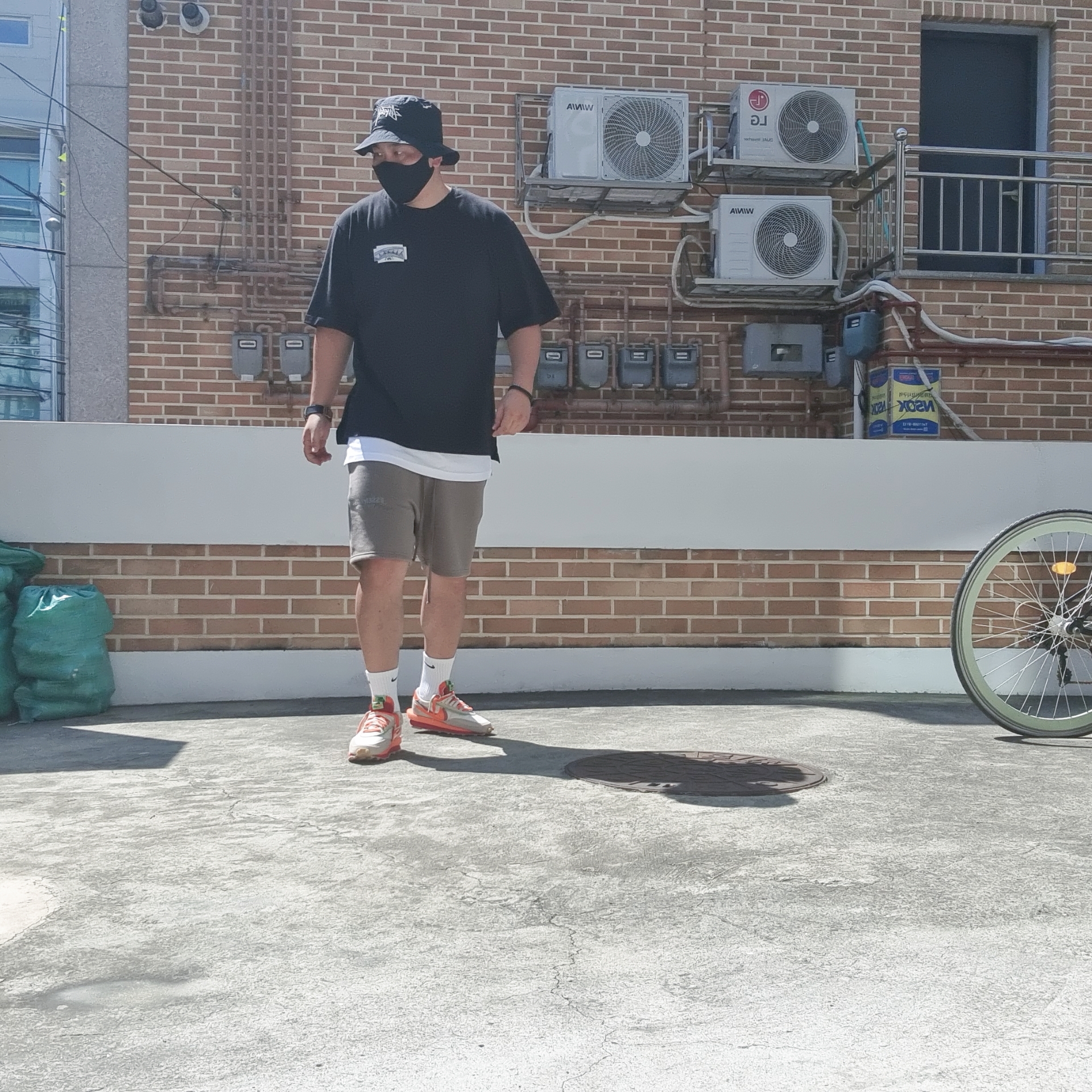 Nike x Sacai x Clot LDWaffle Orange Blaze, Essentials Sweatshorts Taupe - 21SS 착용 스타일