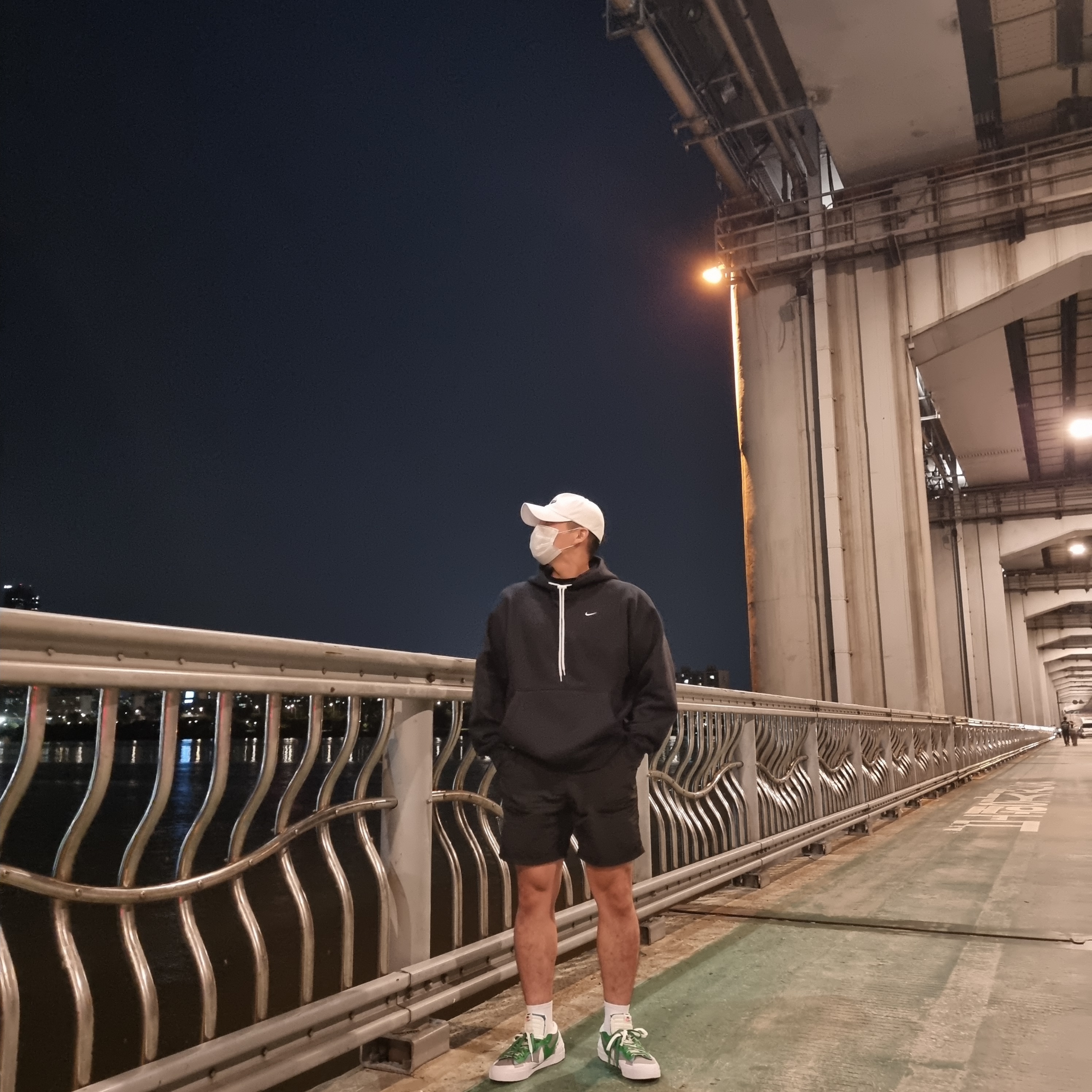 Nike M NRG Hoodie Black White, Nike x Sacai Blazer Low Classic Green 착용 스타일