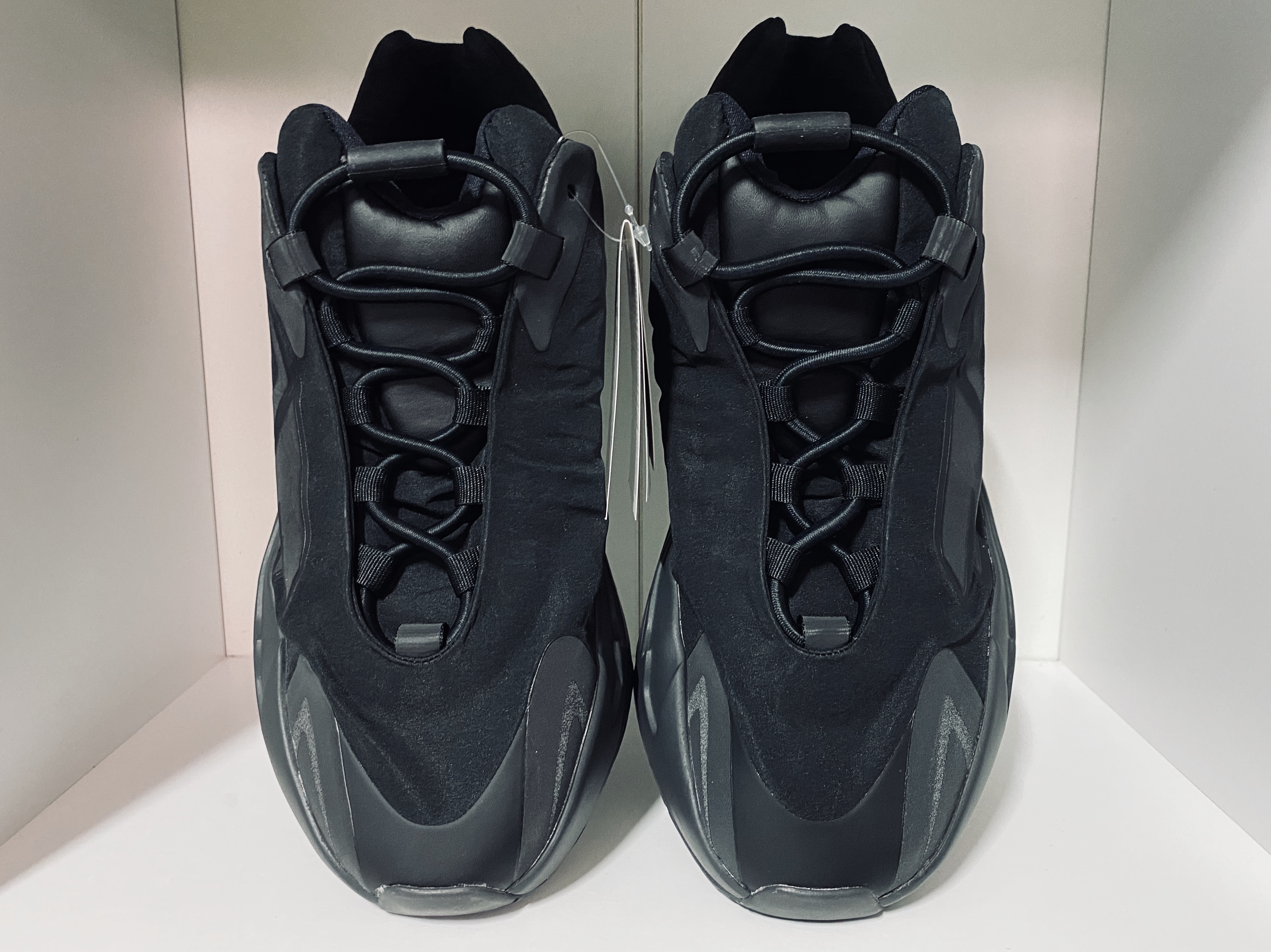 Adidas Yeezy Boost 700 MNVN Triple Black 착용 스타일 - 5