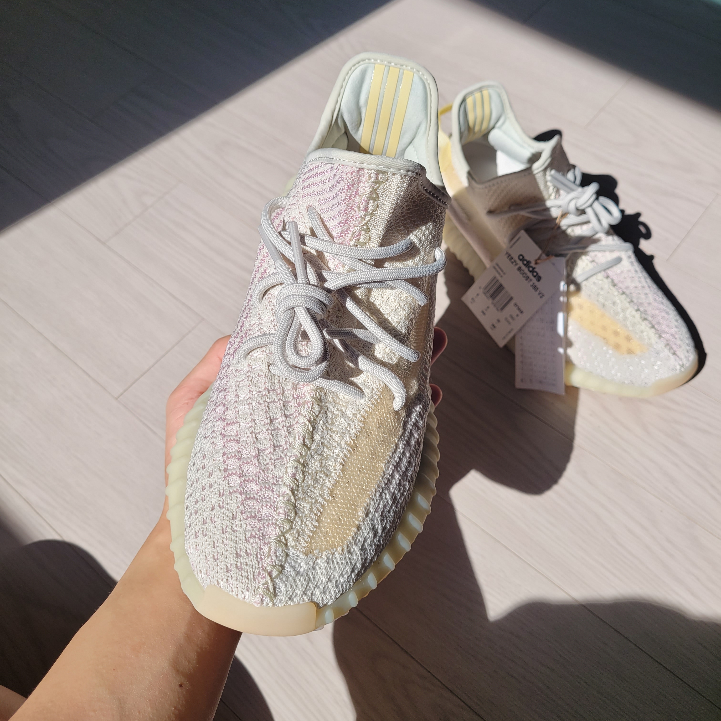 Adidas Yeezy Boost 350 V2 Light 착용 스타일 - 3