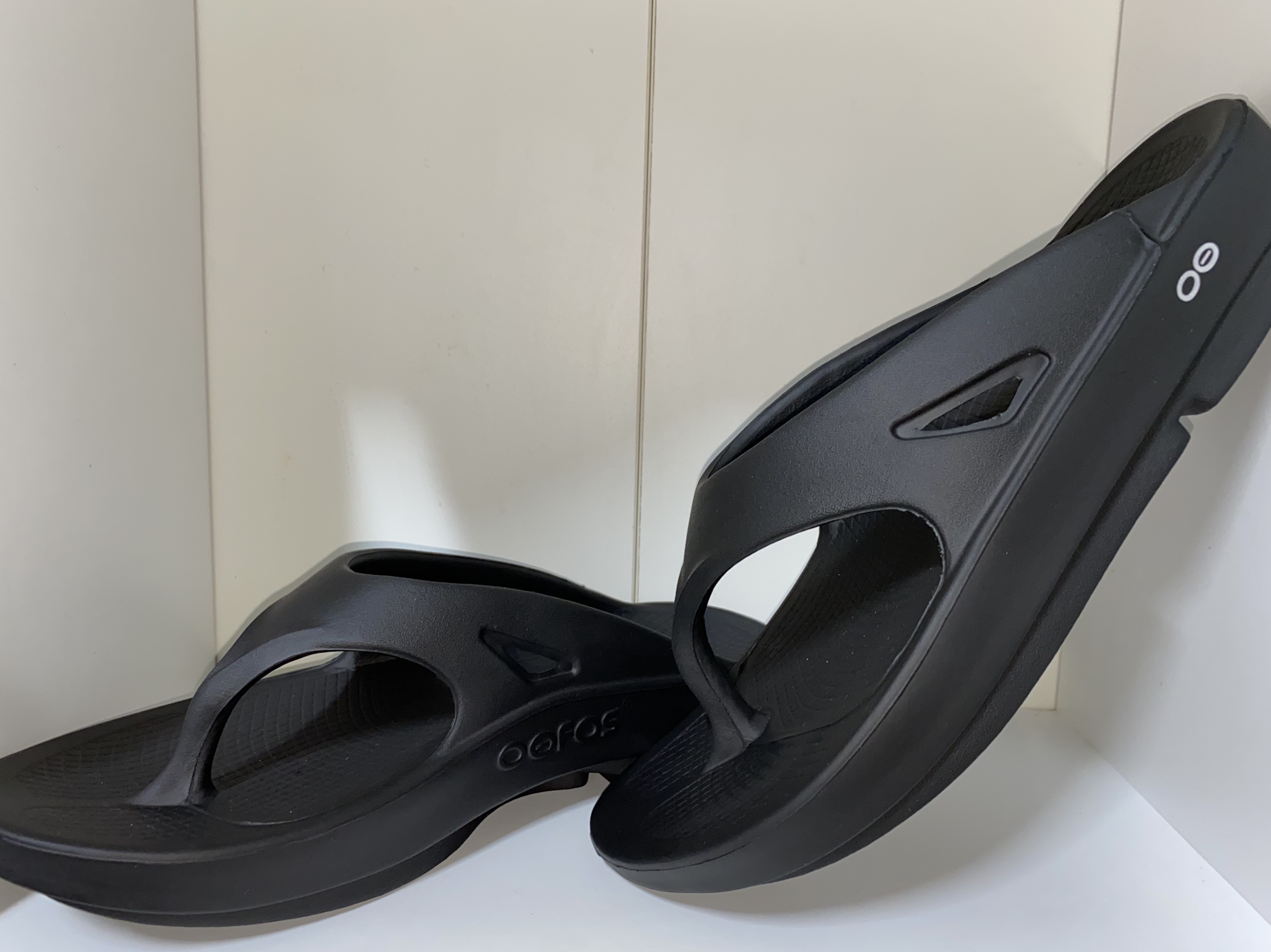 Oofos OOriginal Black 착용 스타일