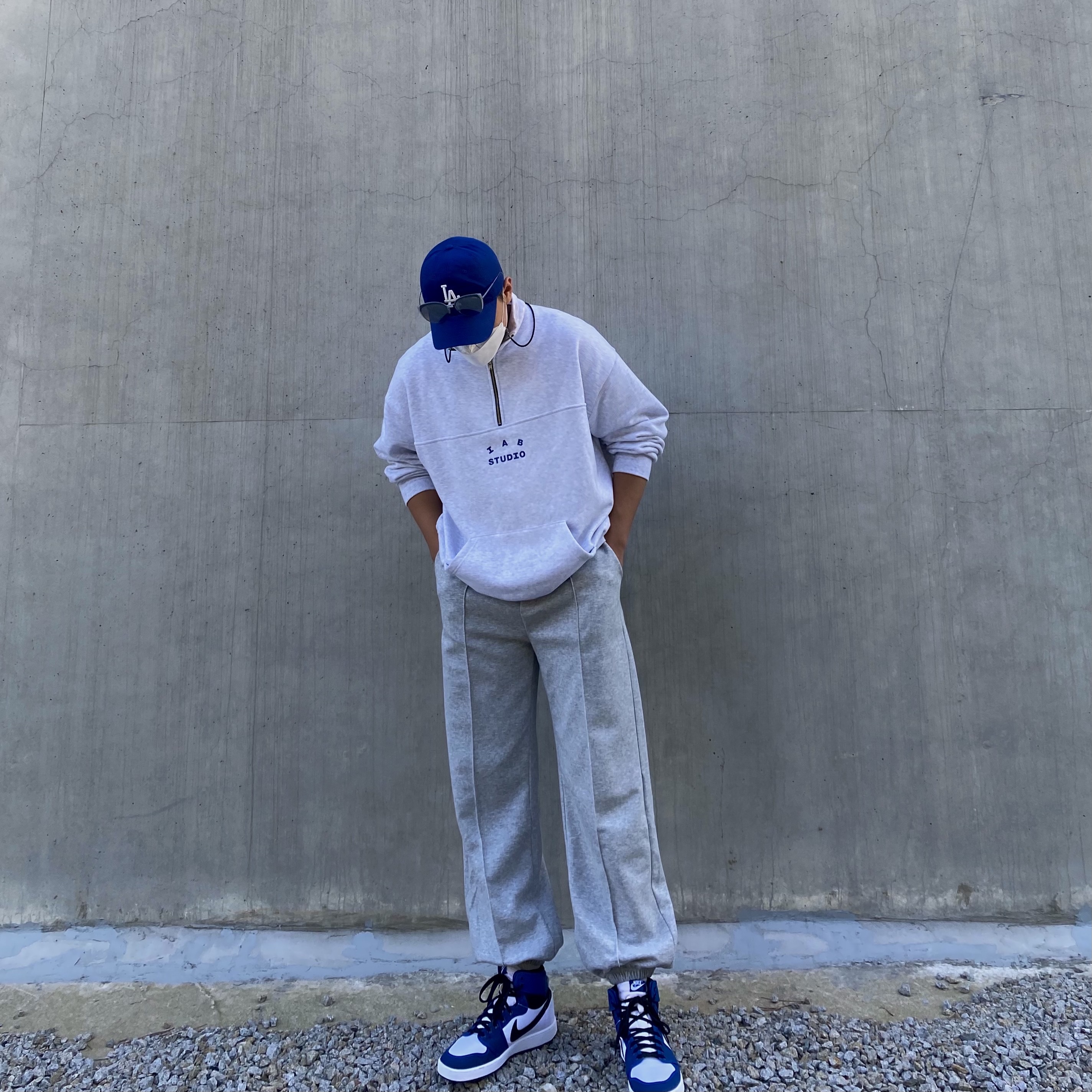 Jordan 1 KO Storm Blue, IAB Studio Half Zip Pullover Light Gray 착용 스타일