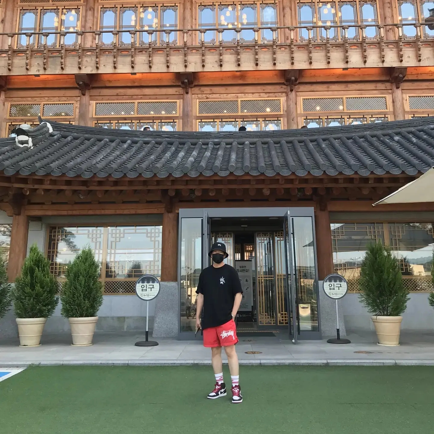 Jordan 1 Retro High OG Bloodline, Nike x Stussy Water Shorts Habanero Red 착용 스타일