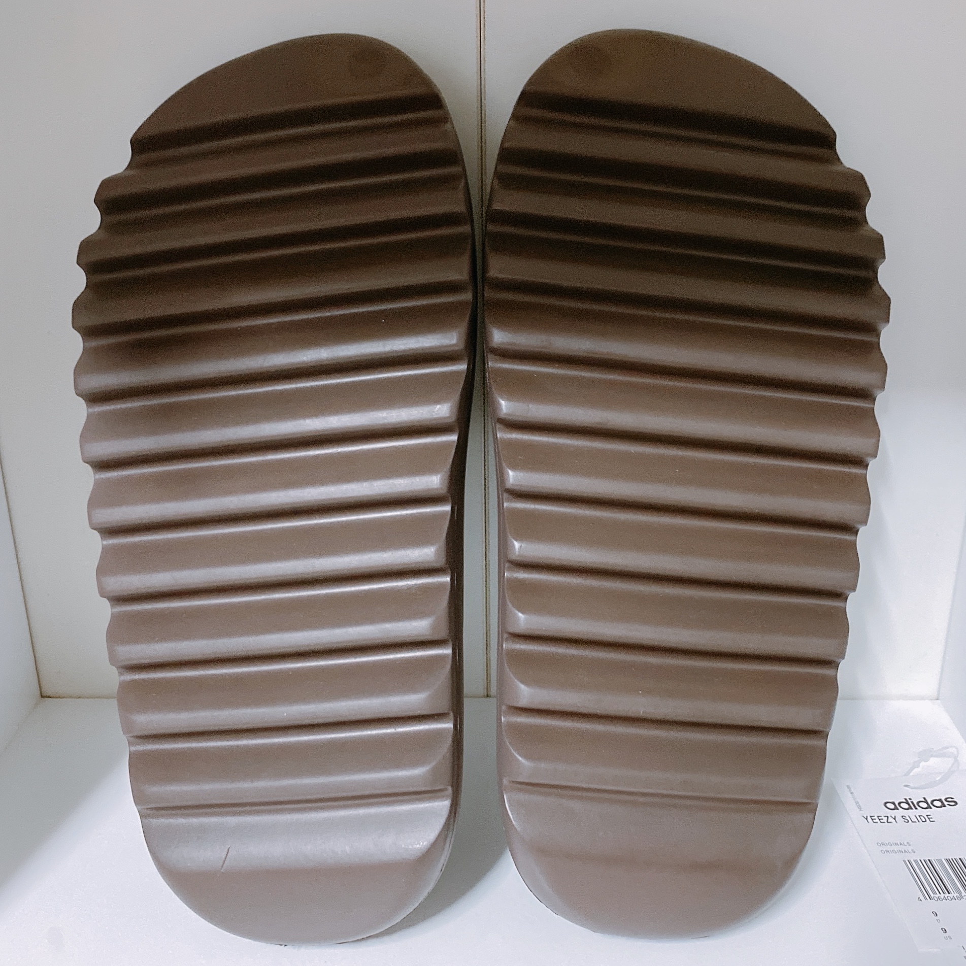 Adidas Yeezy Slide Soot 착용 스타일 - 5