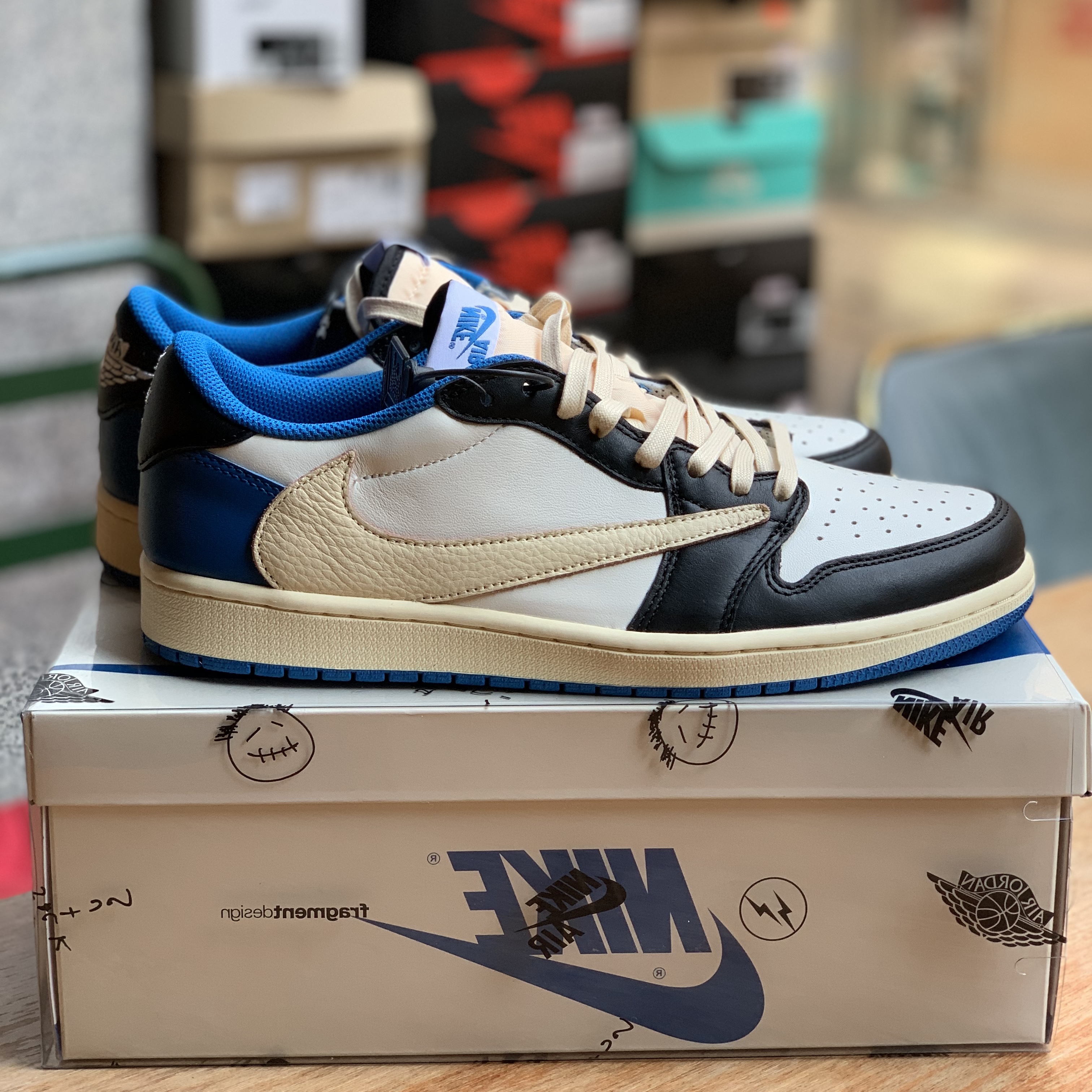 Jordan 1 x Travis Scott x Fragment Retro Low OG SP Military Blue 착용 스타일 - 1