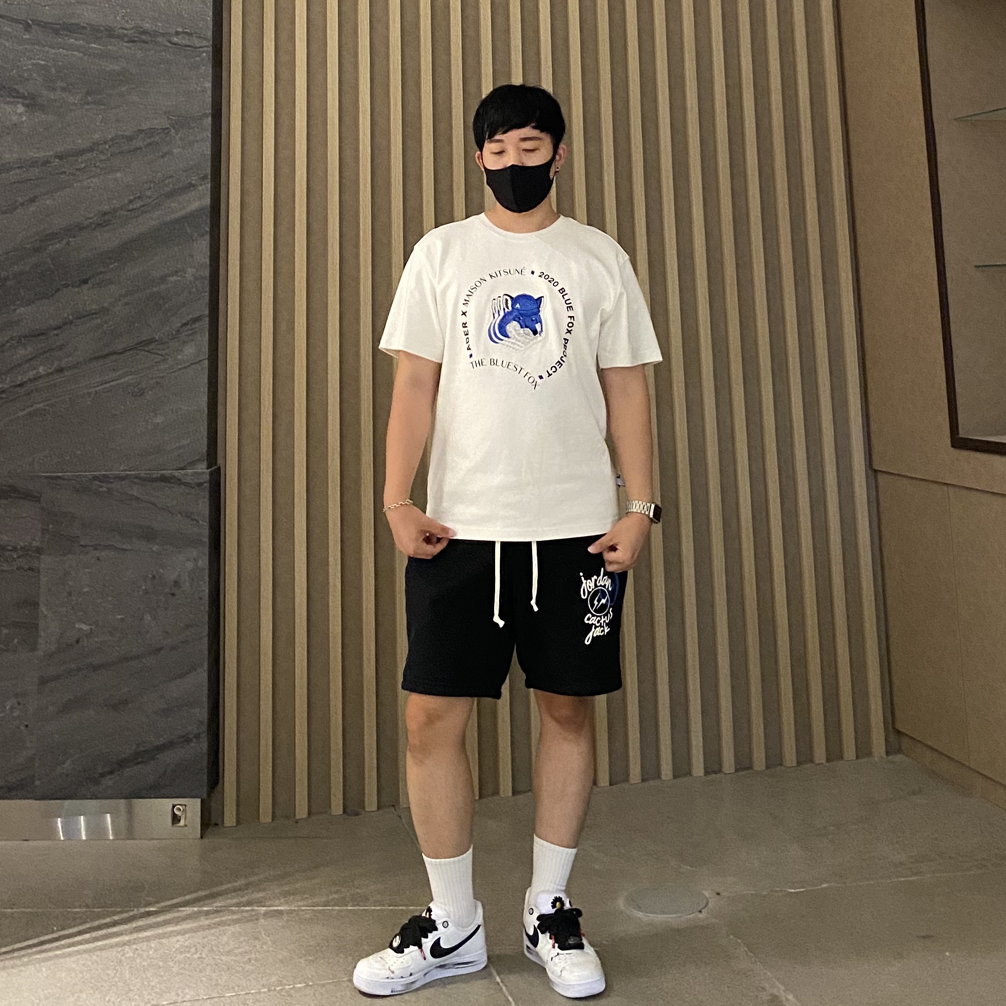 Maison Kitsune x Ader Error Triple Fox Head Logo T-Shirt Off White, Jordan x Travis Scott x Fragment Shorts Black (DJ0617-010) 착용 스타일