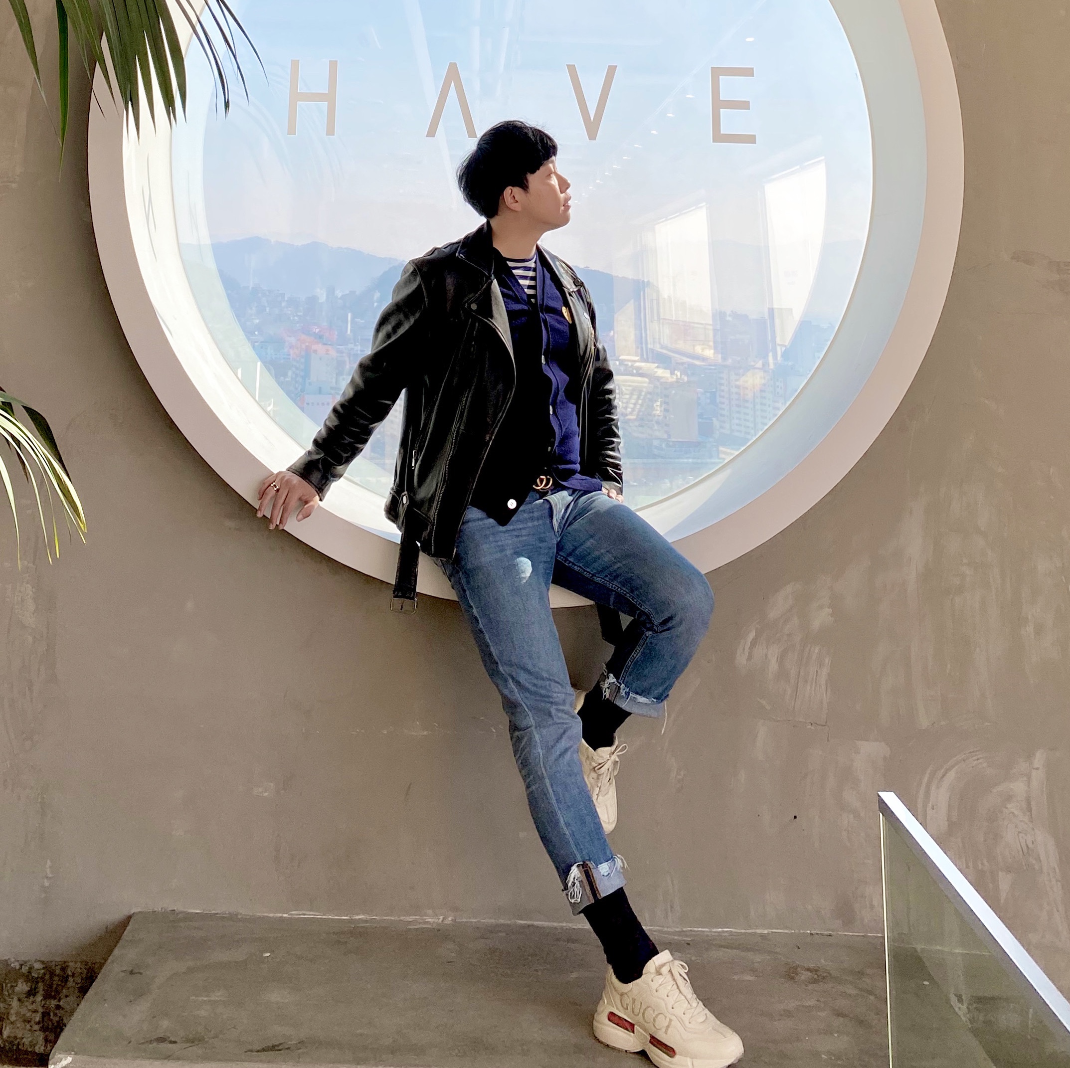 Gucci Rhyton Leather Sneakers Logo, Play Comme des Garcons Gold Heart Knit Cardigan Black 착용 스타일