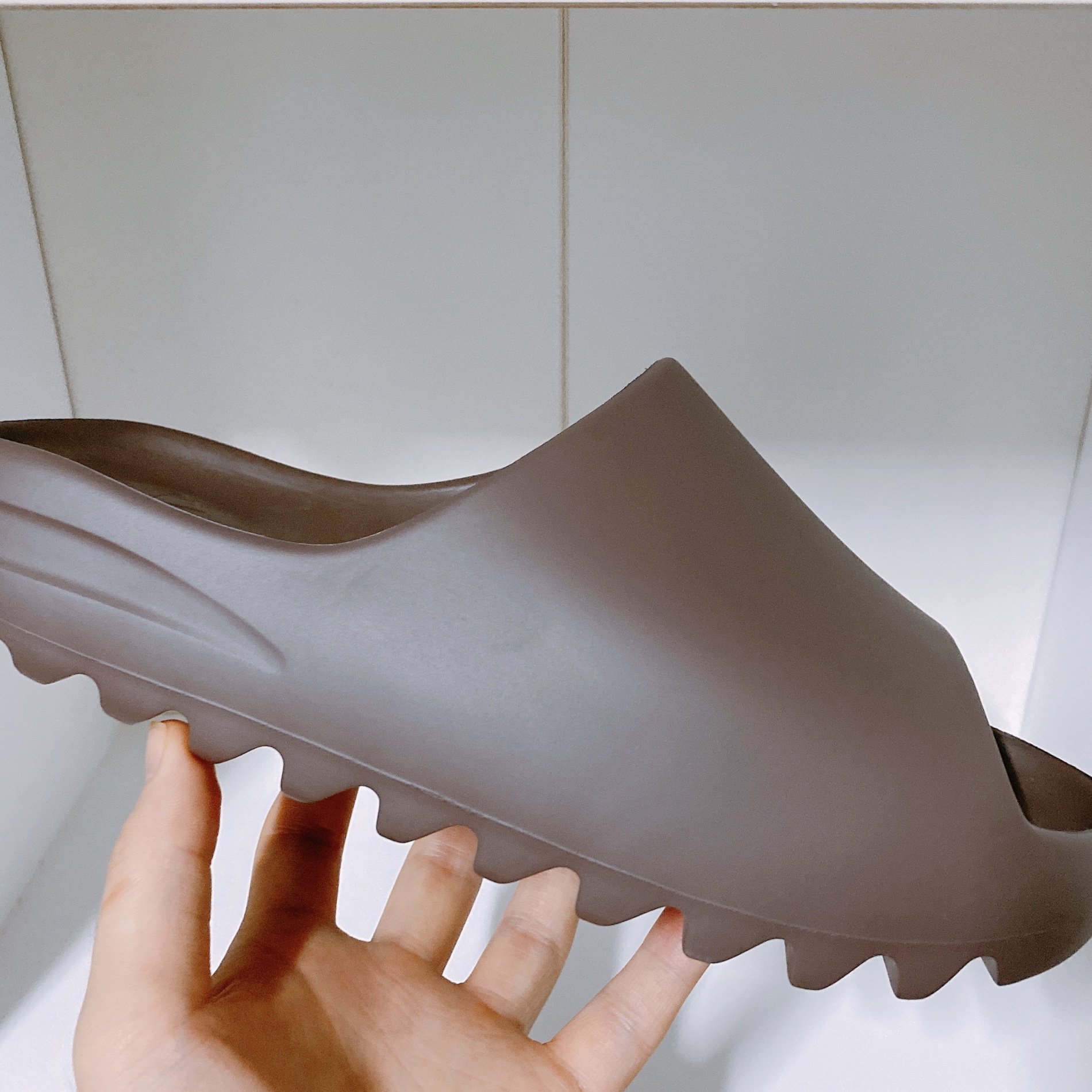 Adidas Yeezy Slide Soot 착용 스타일 - 2