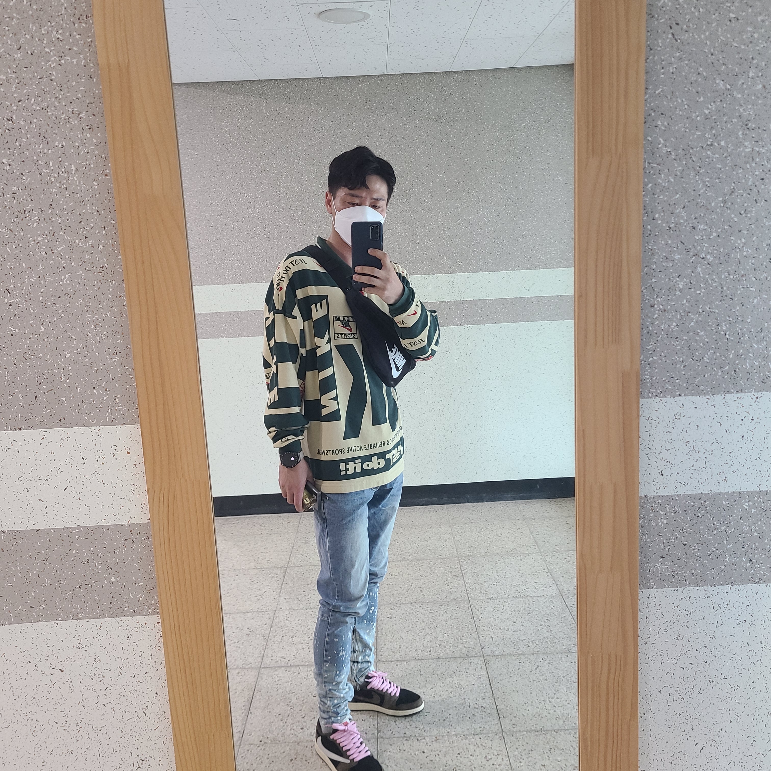 Jordan 1 x Travis Scott Retro Low OG SP Mocha, Nike x Cactus Plant Flea Market Long Sleeve Polo Natural - Asia 착용 스타일