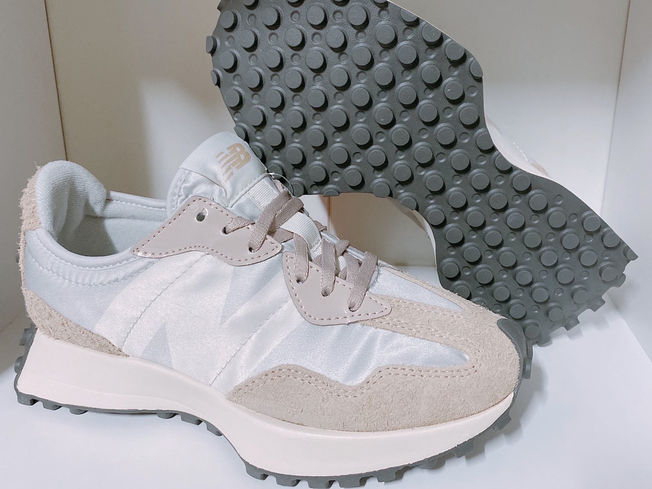 (W) New Balance 327 White Moonbeam 착용 스타일 - 1