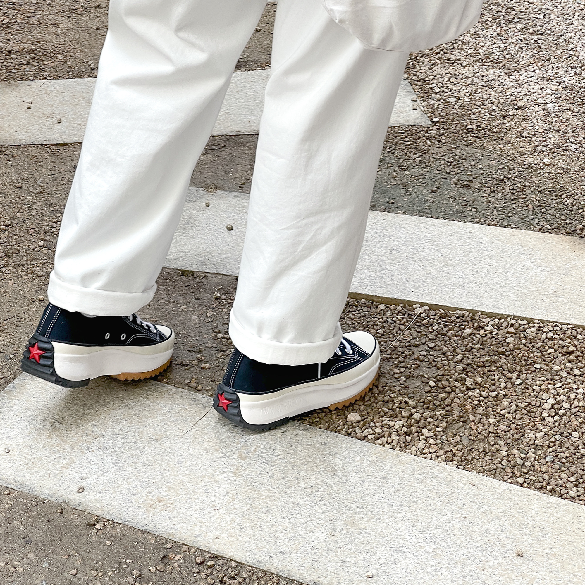 Converse x JW Anderson Run Star Hike Hi Black 착용 스타일 - 3