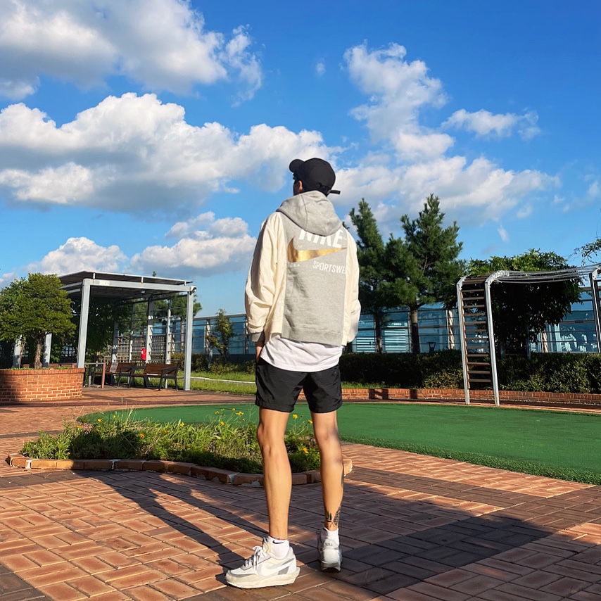 Nike x Sacai LDWaffle Summit White, Nike NSW Hoodie BRS Dark Grey Heather 착용 스타일