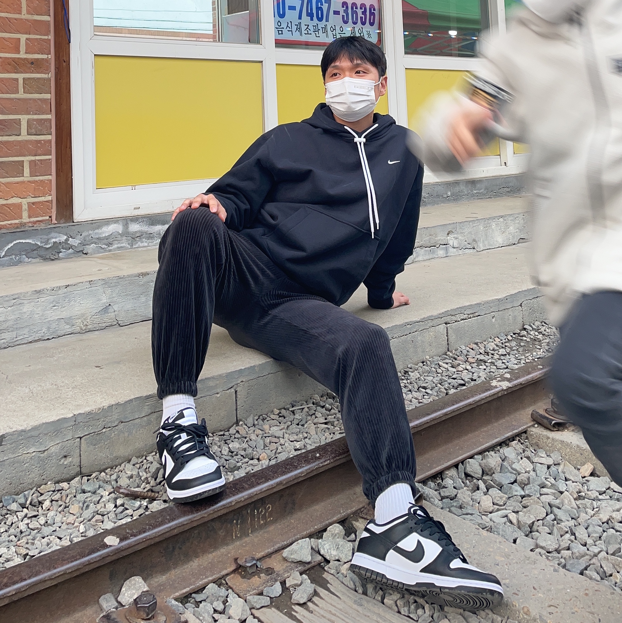 (W) Jordan 4 x Off-White Retro SP Sail, Nike M NRG Track Pants Light Smoke Grey 착용 스타일 - 2