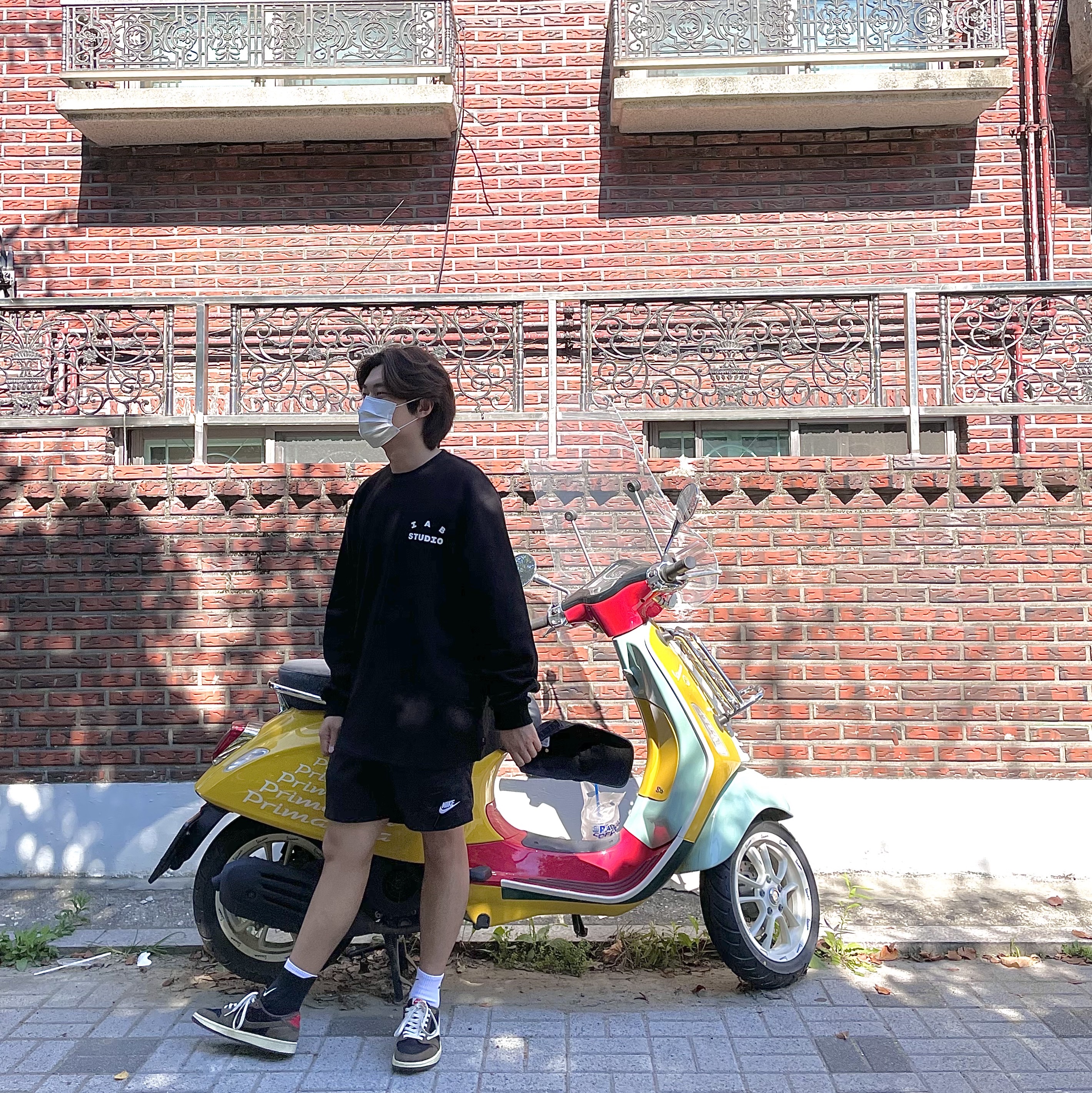 Jordan 1 x Travis Scott Retro Low OG SP Mocha, IAB Studio Long Sleeve Black 착용 스타일