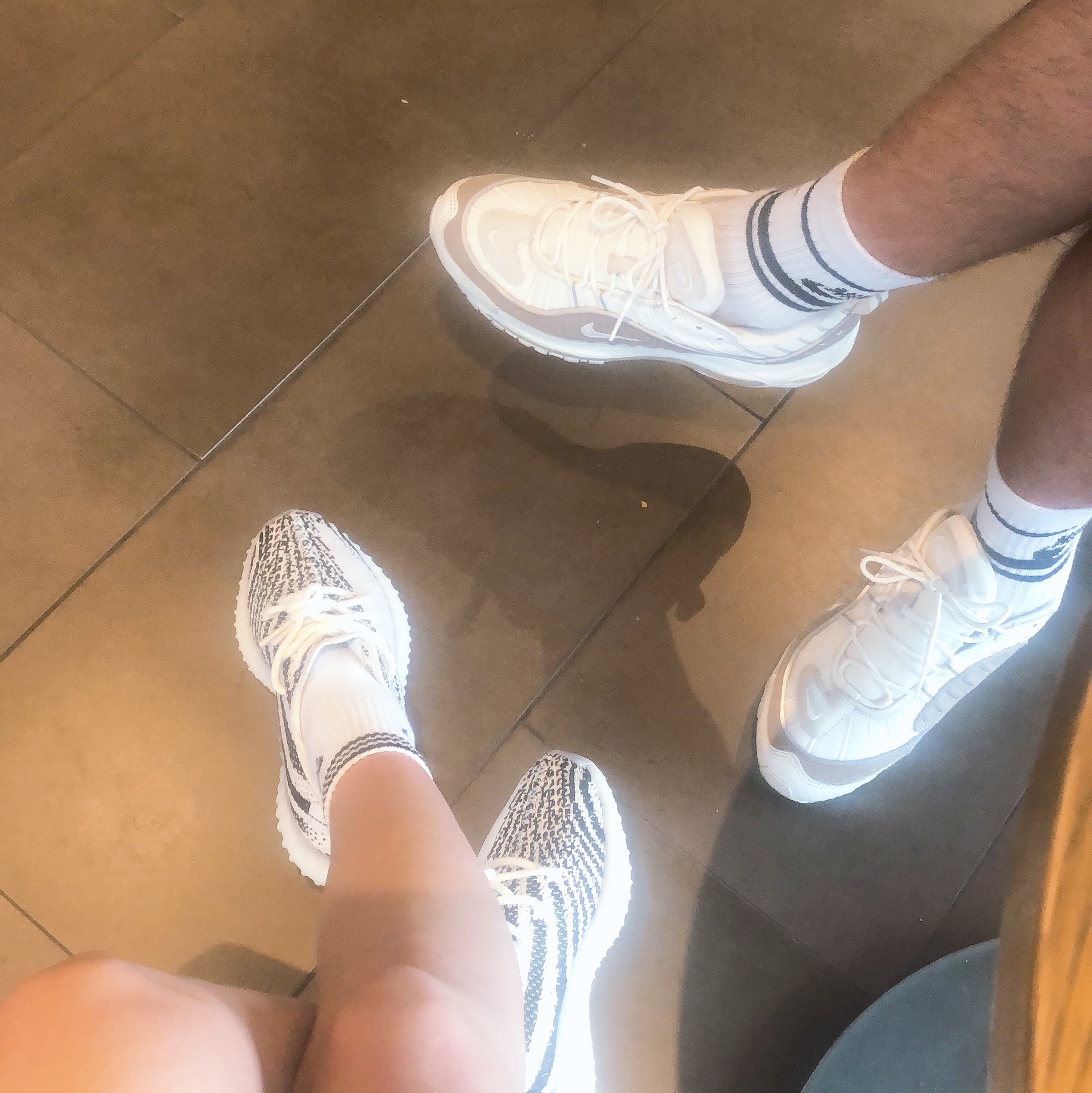 Adidas Yeezy Boost 350 V2 Zebra 2017/2019/2020, Nike Air Max 98 Exotic Skins 착용 스타일 - 2