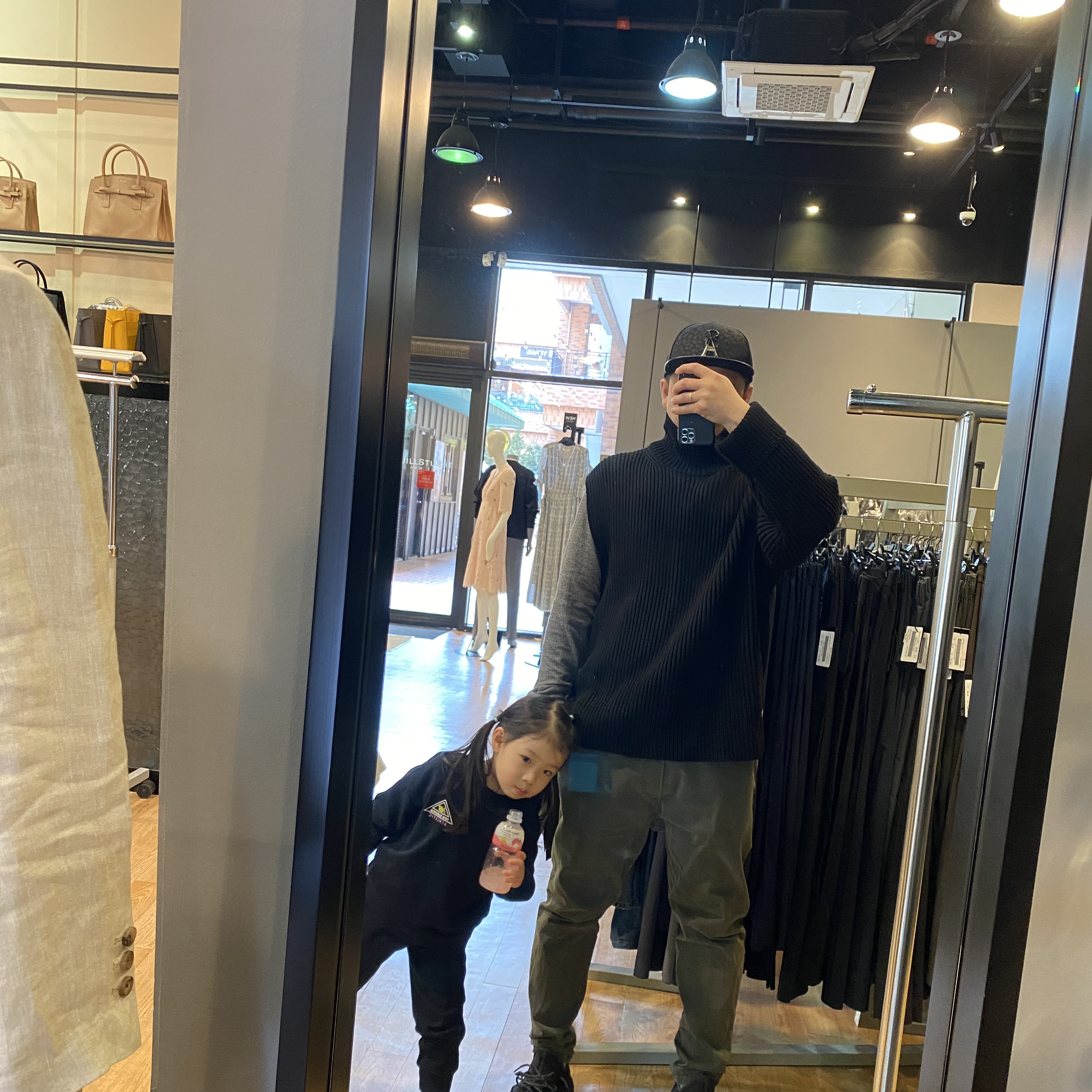 Adidas Yeezy Boost 350 V2 Black - Non-Reflective 착용 스타일 - 2