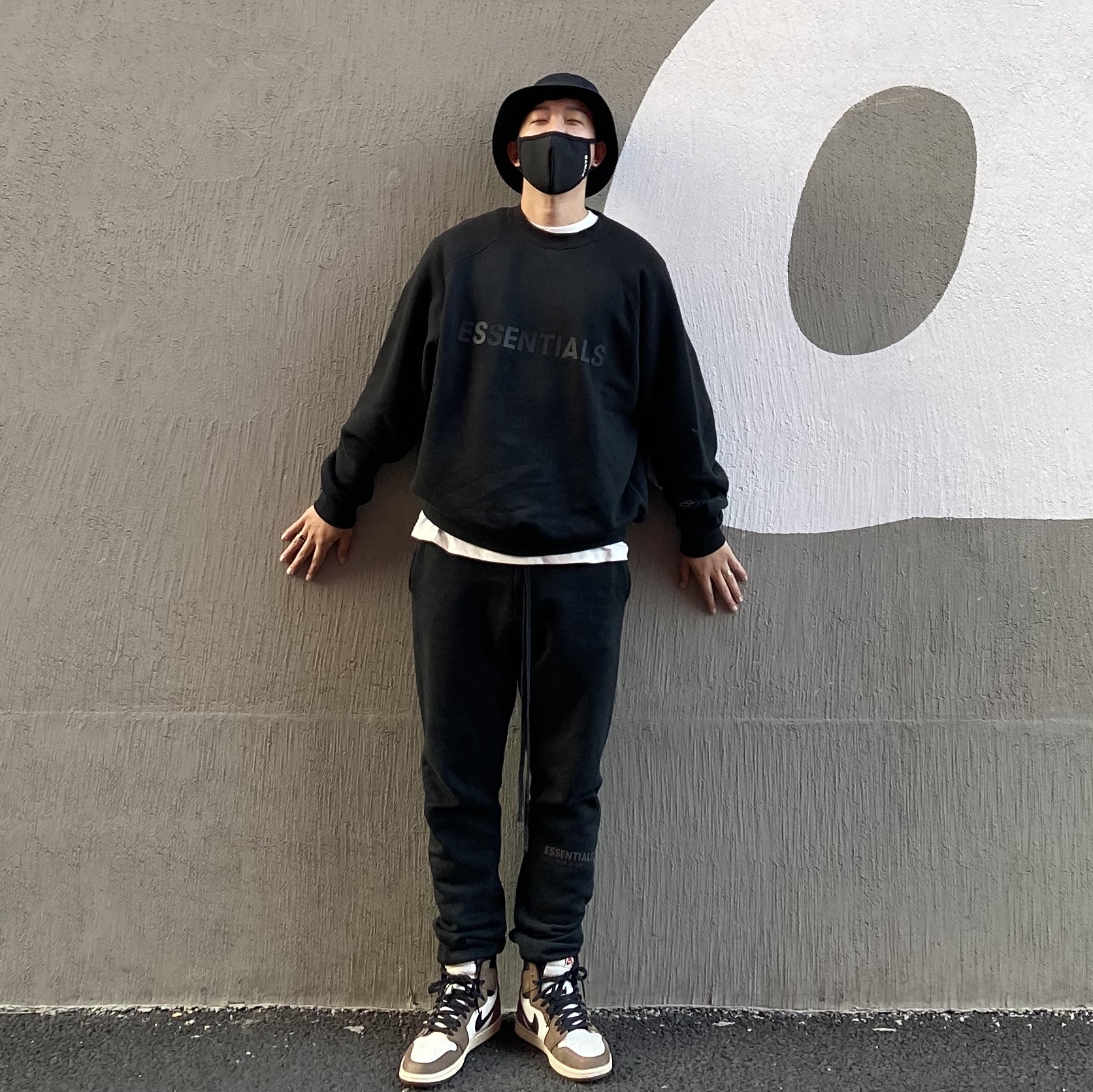 Essentials Sweatpants Dark Slate/Black 2020, Jordan 1 x Travis Scott Retro High OG SP Mocha 착용 스타일