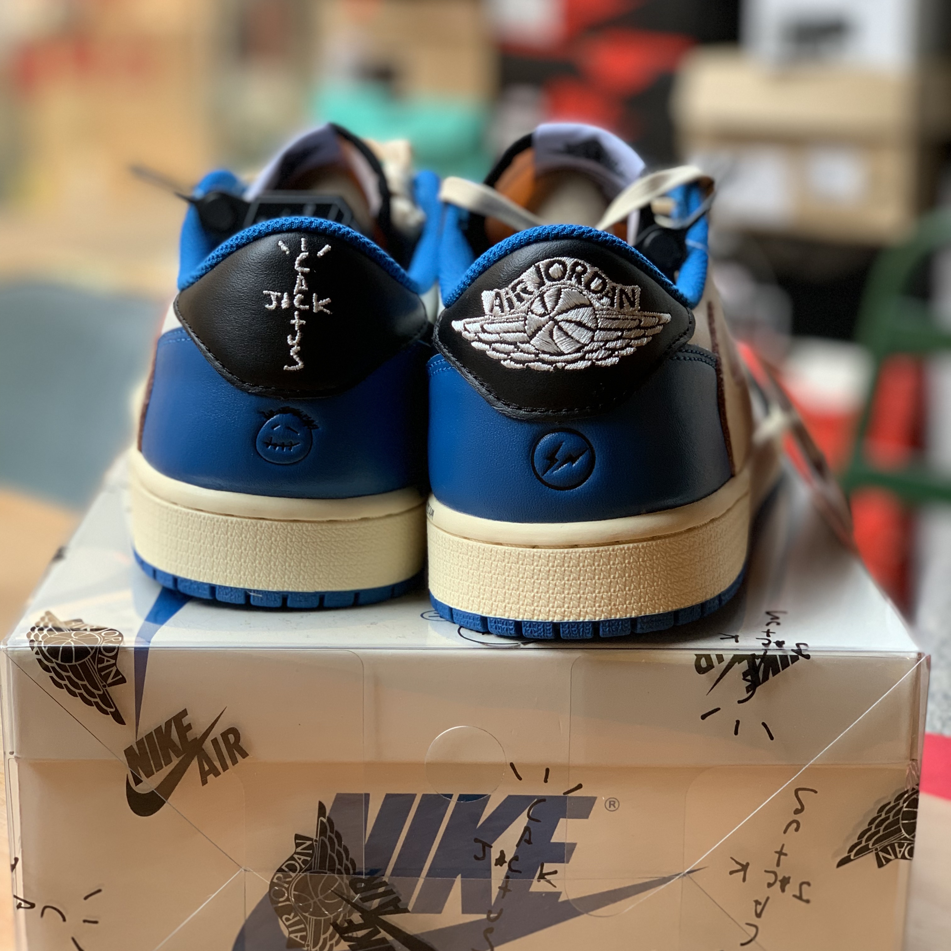 Jordan 1 x Travis Scott x Fragment Retro Low OG SP Military Blue 착용 스타일 - 2