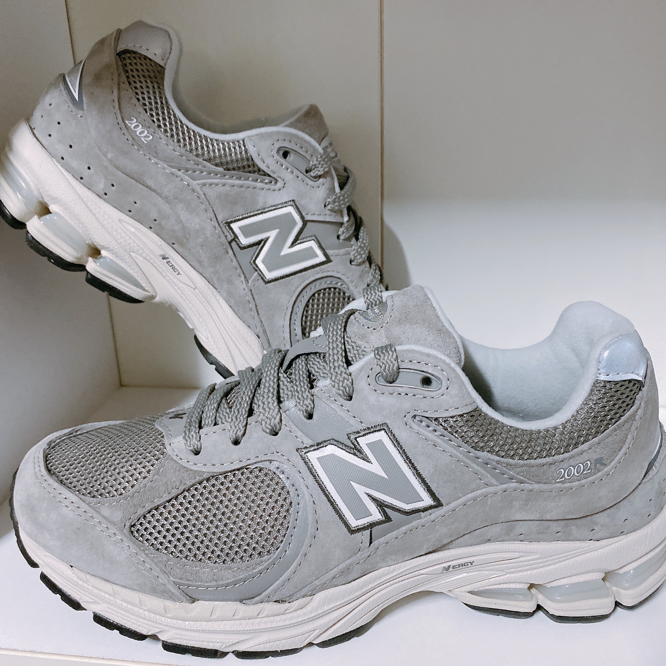 New Balance 2002R Grey 착용 스타일 - 1